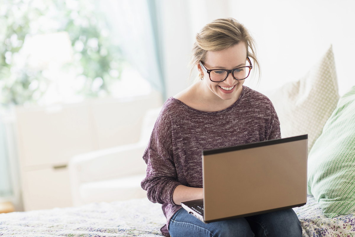 Immer mehr Online-Shops bieten den Brillenkauf ganz bequem von Zuhause an.