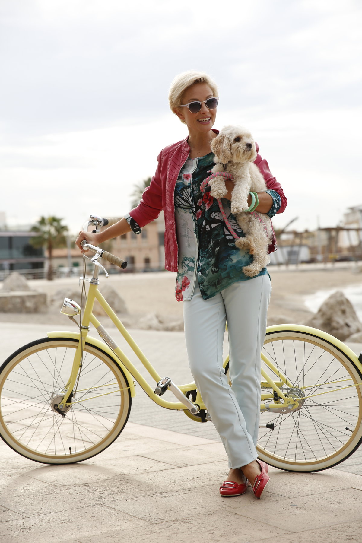 Blumen zieren in diesem Sommer unsere Outfits