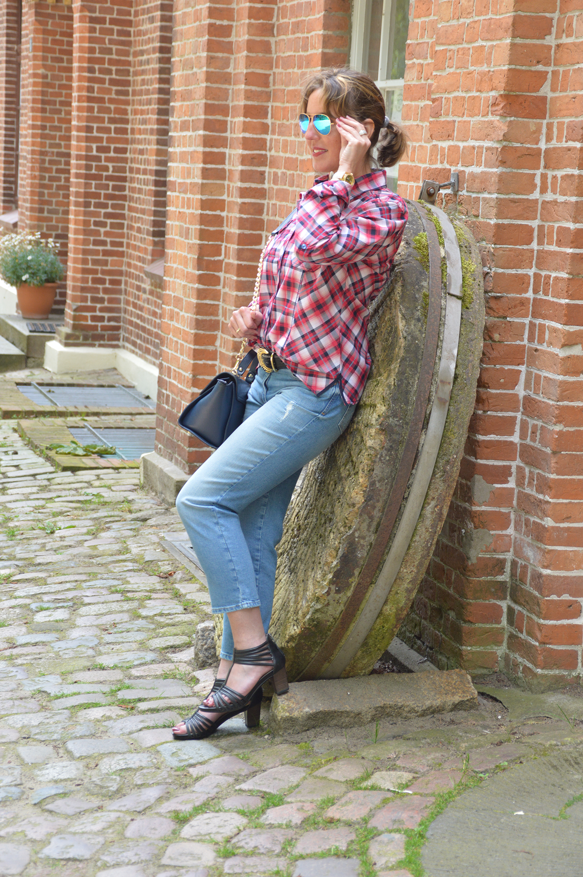 Ari kombiniert dazu eine Jeans in trendiger Knöchellänge und eine dunkelblaue Handtasche.