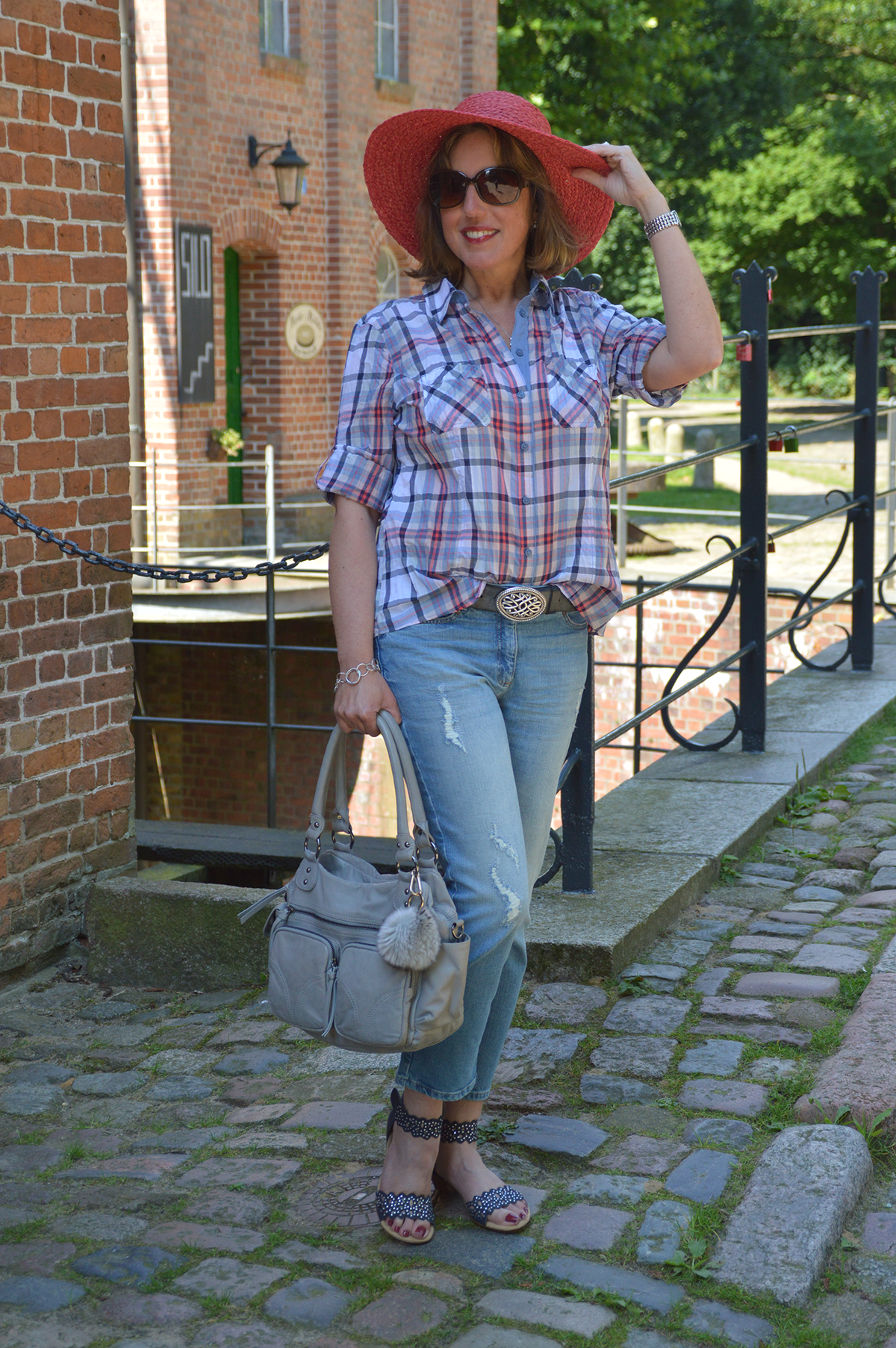 Die Karobluse in Blautönen von Bonita kombiniert Ari zur modischen Destroyed-Jeans und Sandalen.