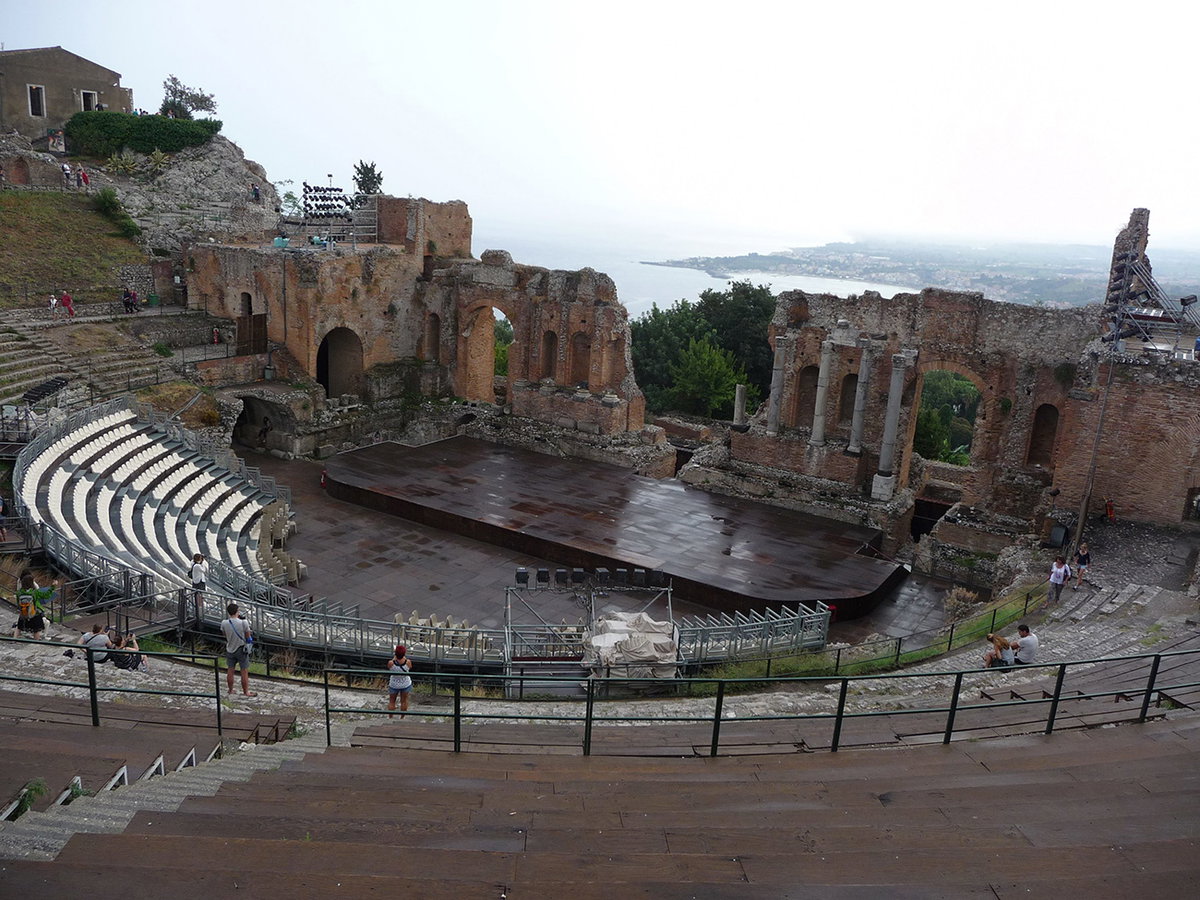 Traumhafter Ausblick: Vom Teatro Greco-Romano in Taormina schaut man über blühende Gärten hinweg auf den rauchenden Ätna.
