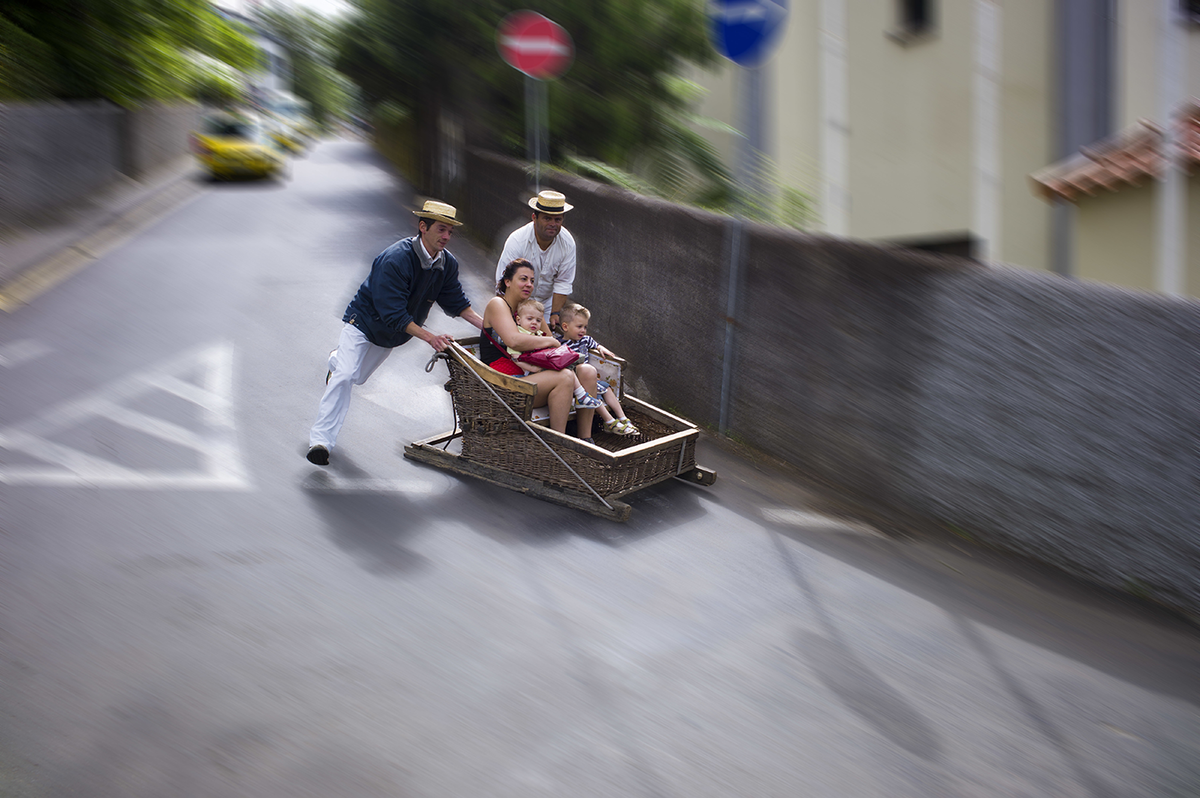 Eine Fahrt mit einem der typischen Korbschlitten ist auf Madeira ein Muss.