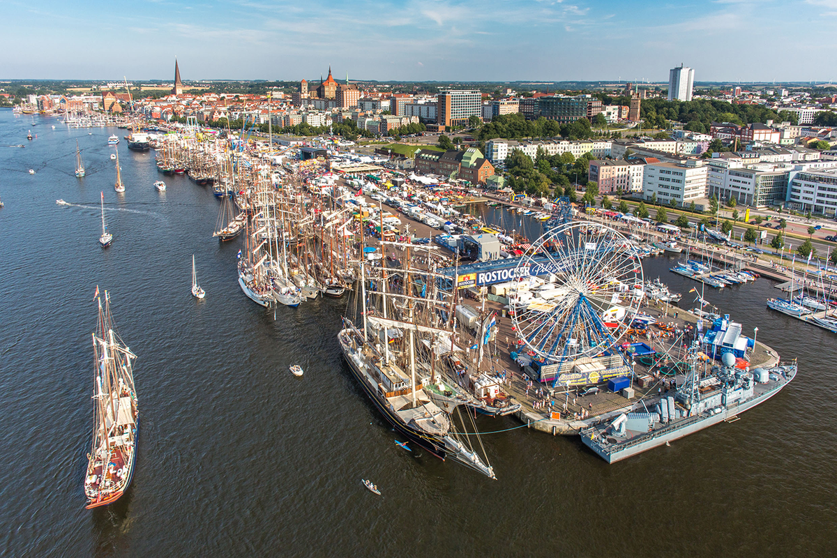 Auch die 26. Hanse Sail in Rostock bietet wieder ein buntes Programm für die ganze Familie - an Land wie auch auf dem Wasser.