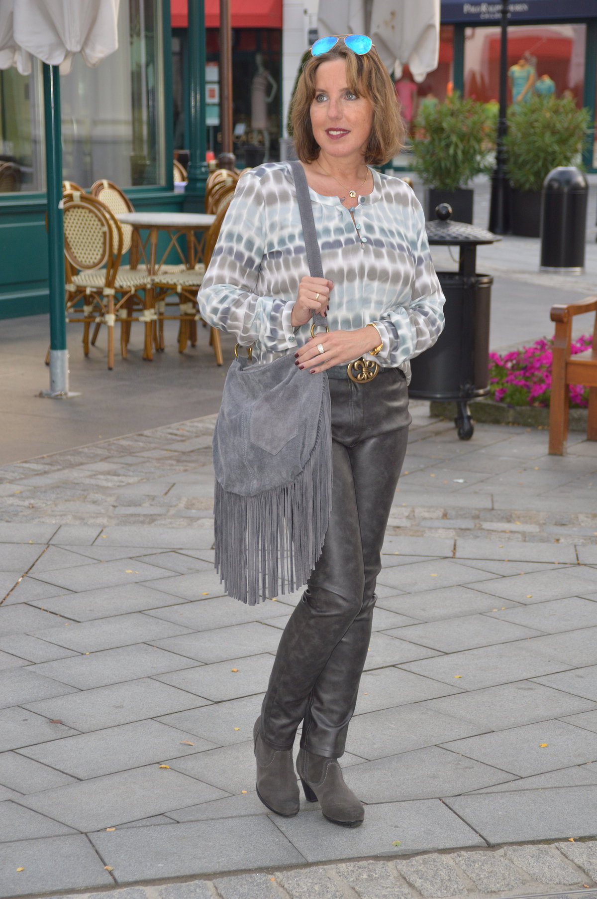 Auch die Druckbluse passt wunderbar zum Look