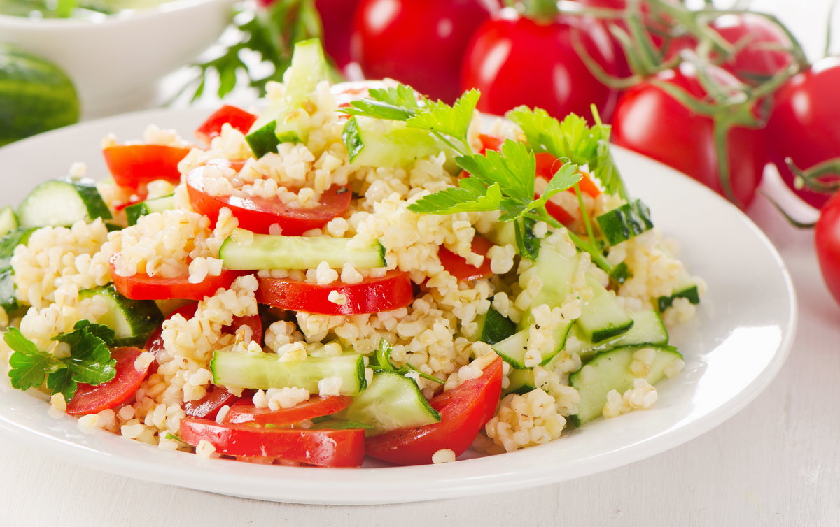 Couscous-Gemüse-Salat mit Gurke, Tomaten und Minze ist ein toller Diät-Begleiter