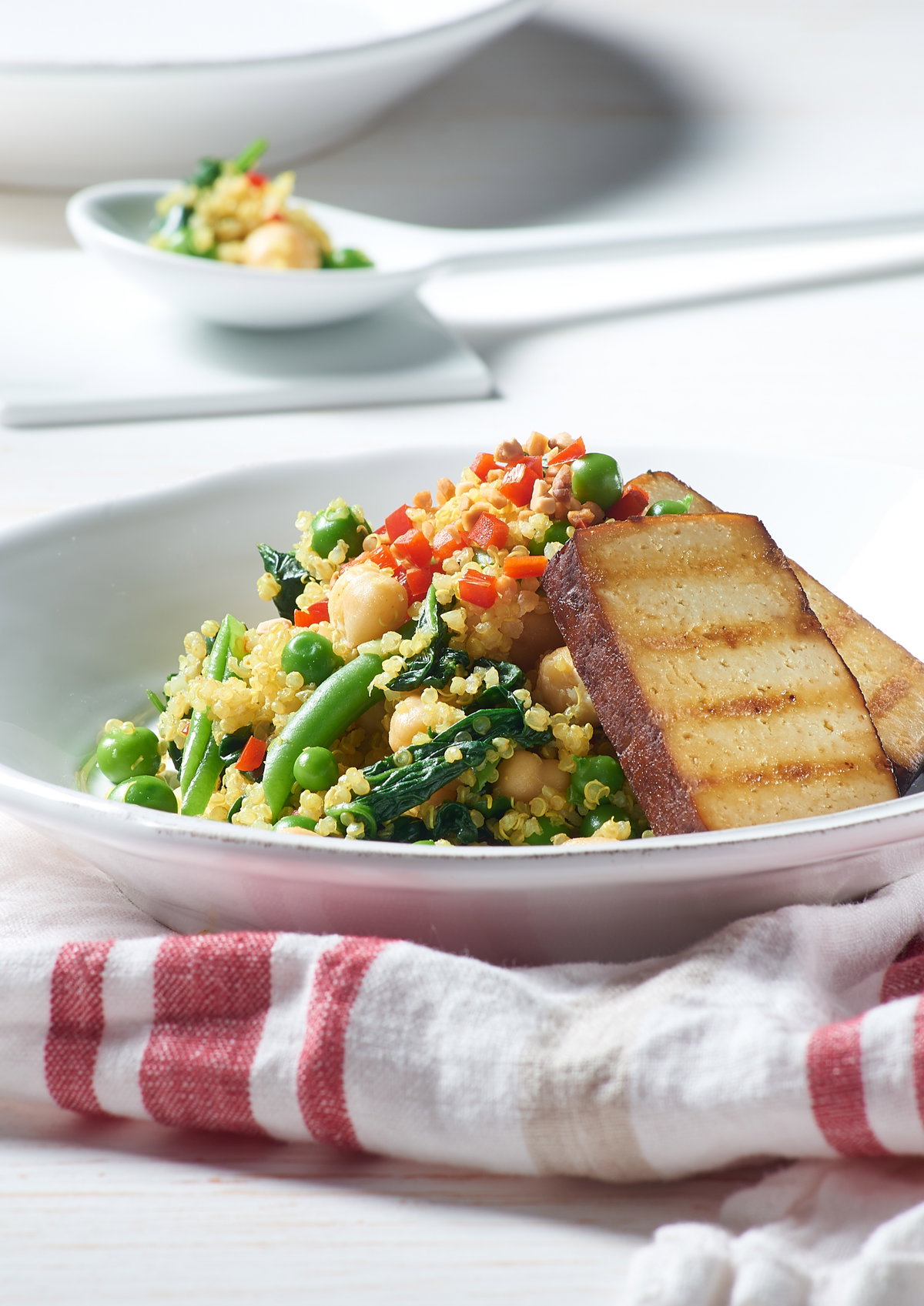 Veganes Risotto aus Quinoa mit verschiedenem Gemüse und leichter Curry-Note