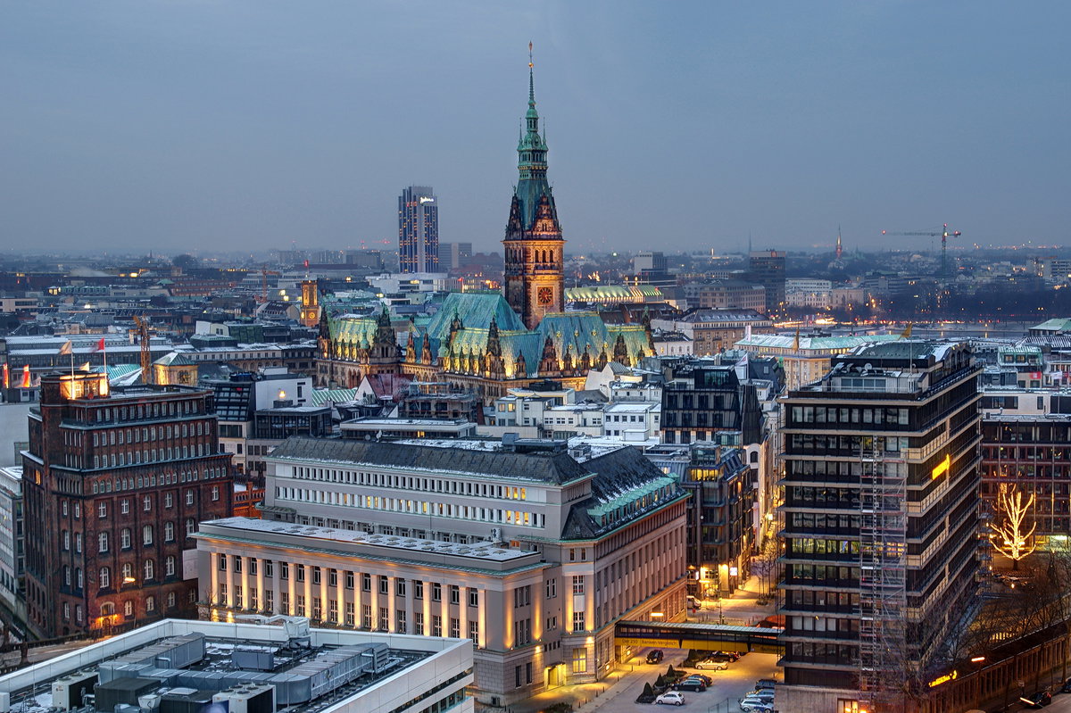 Das Hamburger Rathaus bei Nacht
