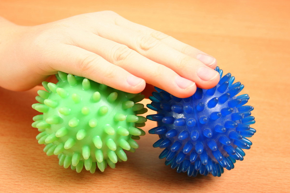 Machen sich erneut Anzeichen einer Attacke bemerktbar? Schnell den Igelball über die Haut rollen.