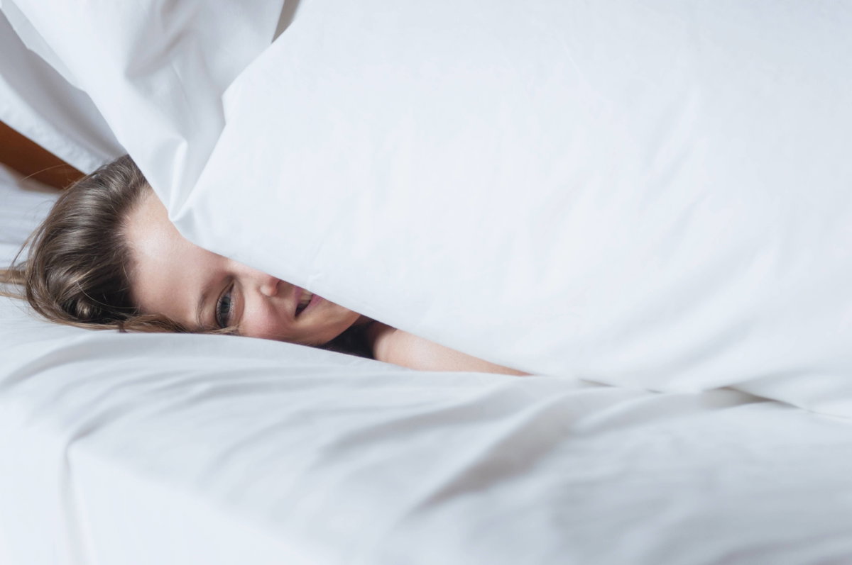 Glückliche Frau im Bett