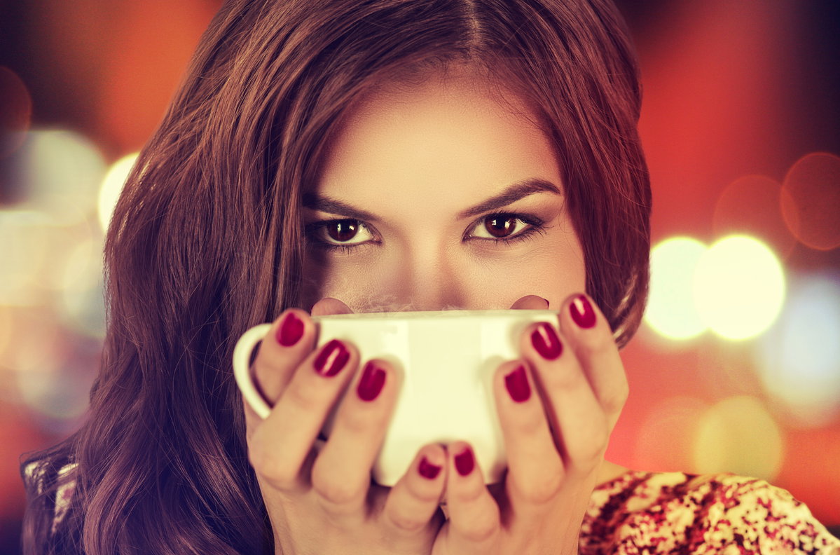 Die warme Teetasse wärmt die Hände. Ein Stück Ingwer im Tee sorgt für zusätzliche Wärme von innen.