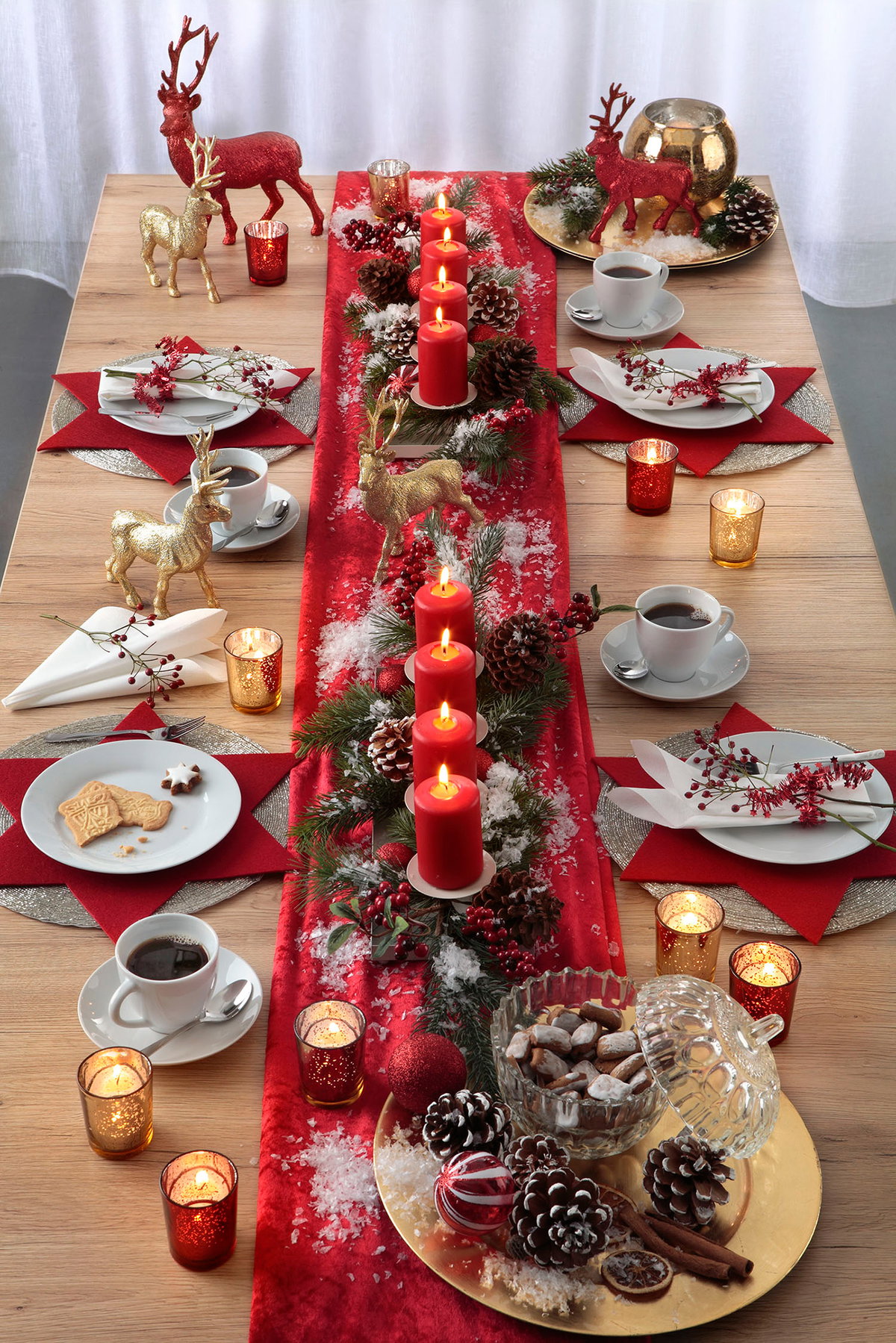 Eine weihnachtlich gedeckte Tafel lädt die liebsten zum Adventskaffee ein. Tipp: "Schnee" auf den Samtstreifen rieseln lassen.