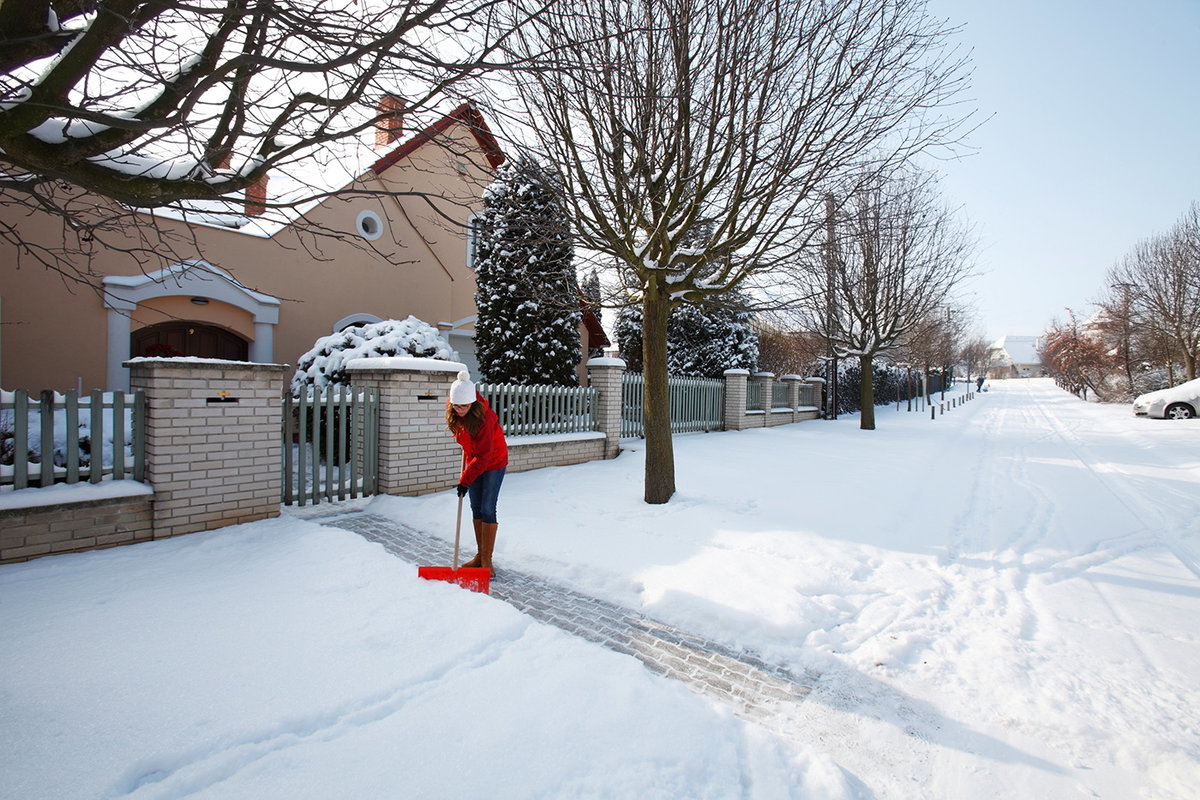 Der Gehweg muss von Schnee und Eis befreit werden, um Unfälle zu vermeiden