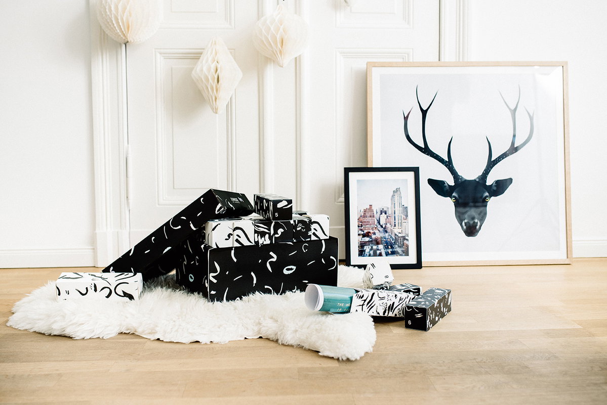 Mit 24 verschiedenen Kunstpostern läutet der JUNIQE Adventskalender, die Weihnachtszeit ein. Die stylisch verpackten Poster sorgen für frischen Wind an den Wänden zuhause, in der WG oder im Büro. Die Poster sind 20 x 30 cm groß und bilden einen Mix aus verschiedenen Stilrichtungen. Von Juniqe, ca. 69,00 €