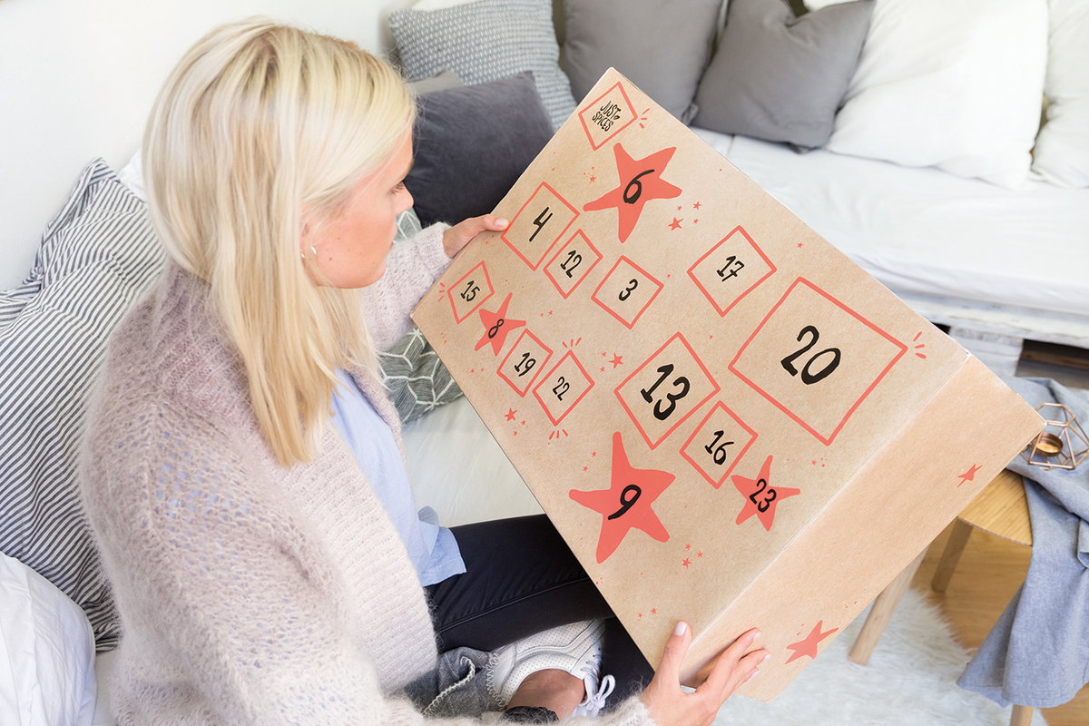 Mit einer bunten Auswahl an Gewürzen macht der Adventskalender von Just Spices die Weihnachtszeit zum leckeren Geschmackserlebnis. Gewürzfans können sich unter anderem auf winterliche Highlights wie das „Rotkohl Gewürz“, aber auch Bestseller wie den „Italian Allrounder“ oder das „Oatmeal Spice“ und viele weitere Überraschungen freuen. Von Just Spices, ca. 59,90 Euro