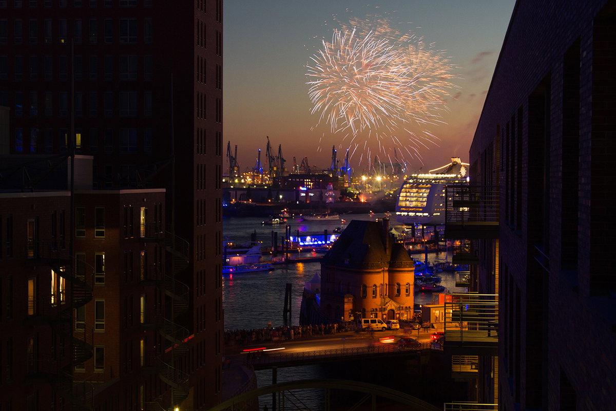 Silvester-Stimmung vor beeindruckender Kulisse: Wer das Jahr in Hamburg beschließt, sollte sich das Feuerwerk im Hafen, das akustisch von den Signalhörnern aller im Hafen liegenden Schiffe begleitet wird, nicht entgehen lassen.