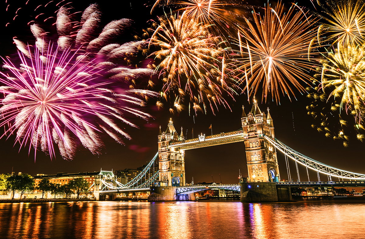 Stoßen Sie schon eine Stunde vor ihren Freunden an und genießen Sie das beeindruckende Feuerwerk an der Themse.