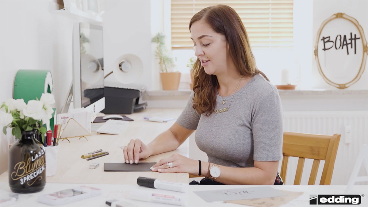 Handlettering-Expertin Hannah führt Schritt für Schritt in die Technik der Faux Calligraphy ein.
