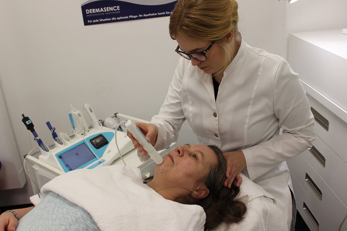 DERMASENCE-Expertin Anna Tersteeg führte eine ausführliche Hautanalyse durch, dabei unterstützte ein Hautmessgerät, mit dem der Feuchtigkeits- und Fettgehalt und der pH-Wert ermittelt wurden. Im Anschluss wurden dann die passenden Reinigungs- und Pflegeprodukte für die Behandlung ausgewählt. 