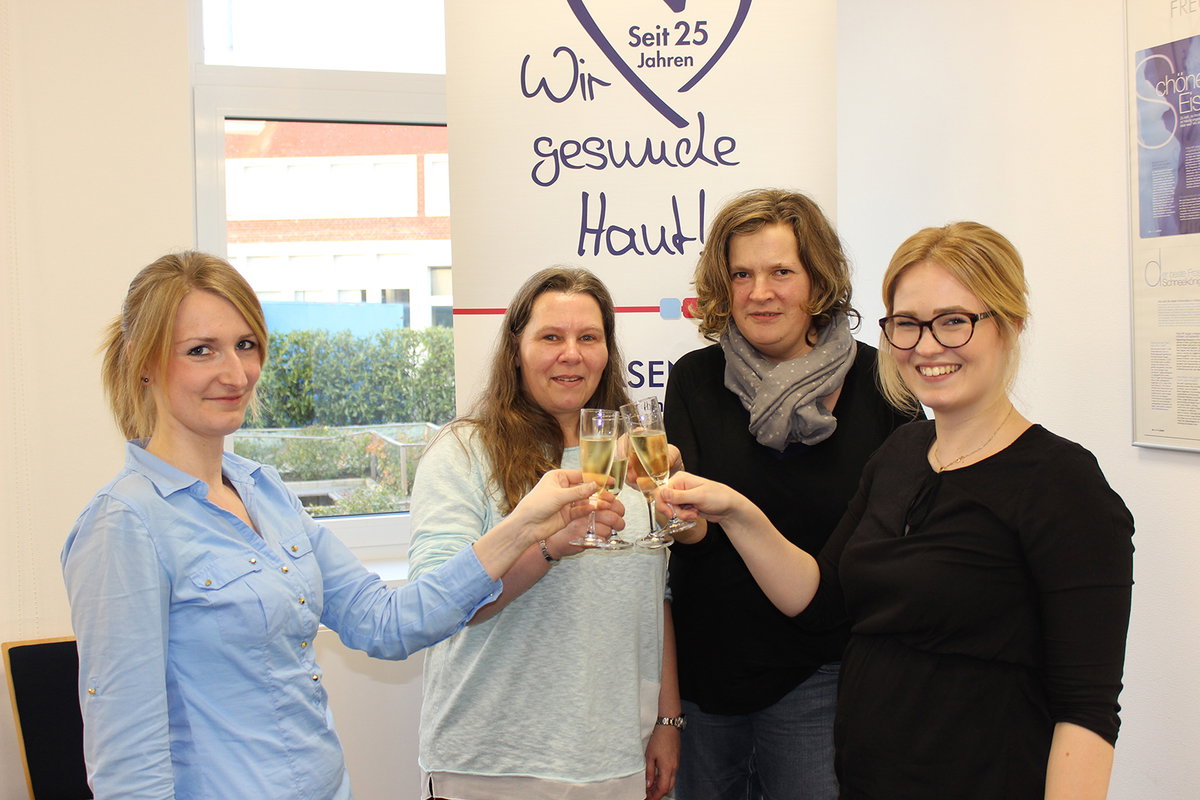Stießen auf einen ereignisreichen Tag an: Die Gewinnerinnen und das Team von DERMASENCE