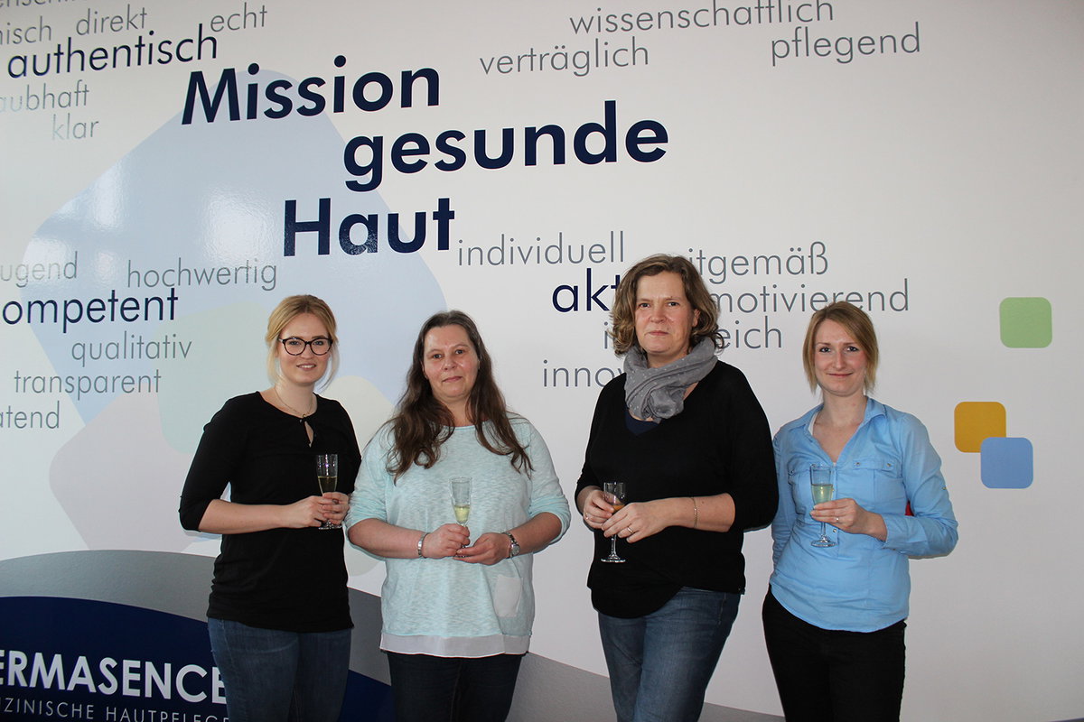 Bei einem Rundgang durch die Räumlichkeiten des DERMASENCE HautHauses lernten die Gewinnerinnen viel über die Marke DERMASENCE und die „Mission gesunde Haut“.