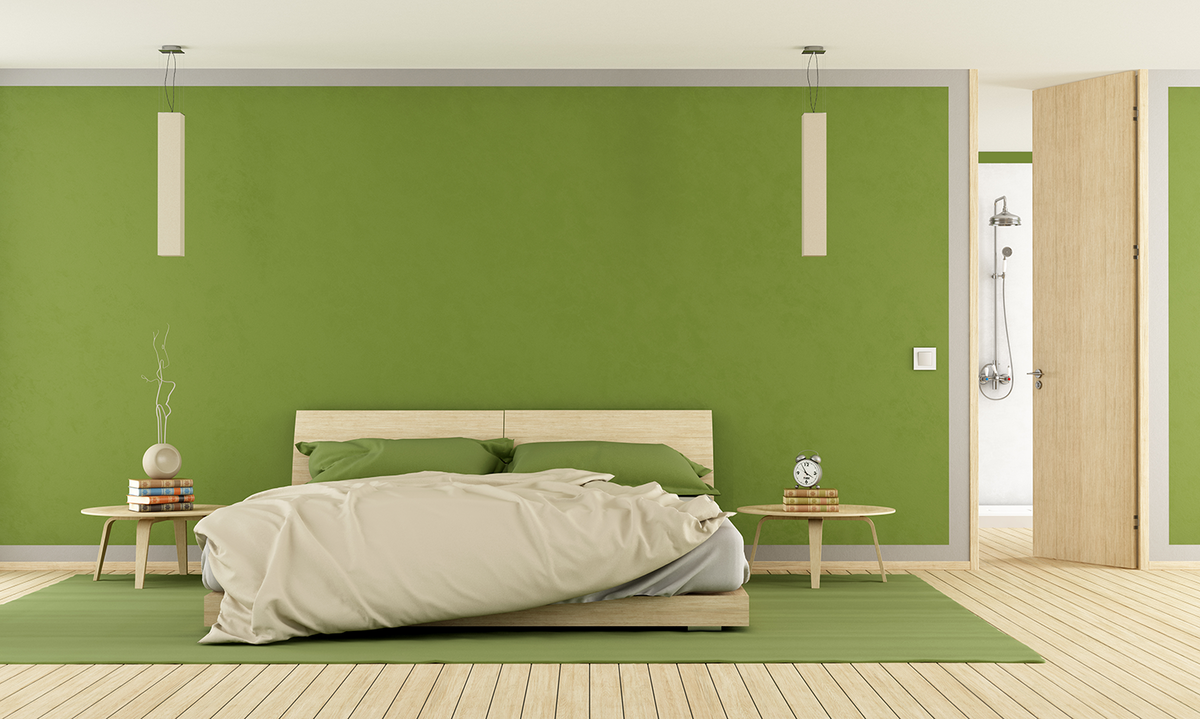 Auch im Schlafzimmer ist das frische Gelbgrün ein echter Hingucker und findet sich in weiteren Deko-Elementen wie Kissen und Teppich wieder.