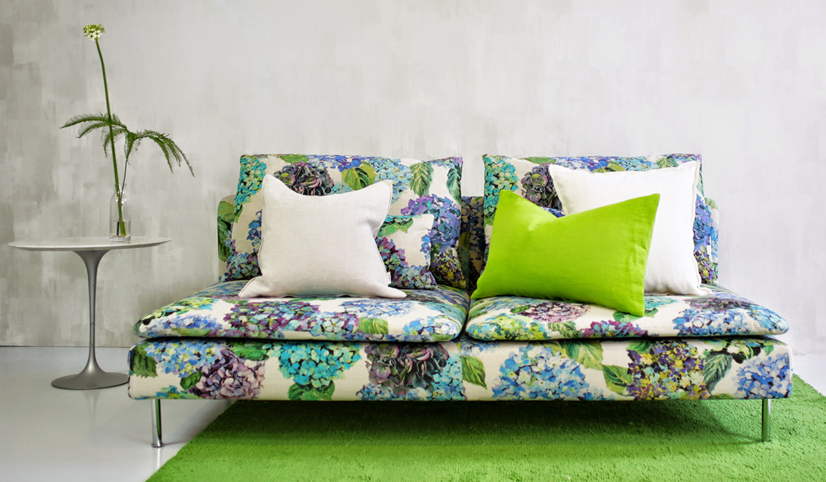 Wohn-Accessoires in Grün setzen schöne Akzente. Das schlichte Ikea-Sofa Soderhamn bekommt dank neuem Überzug ein neues Leben. Stoff Sudara Azure von Designers Guild über Bemz.