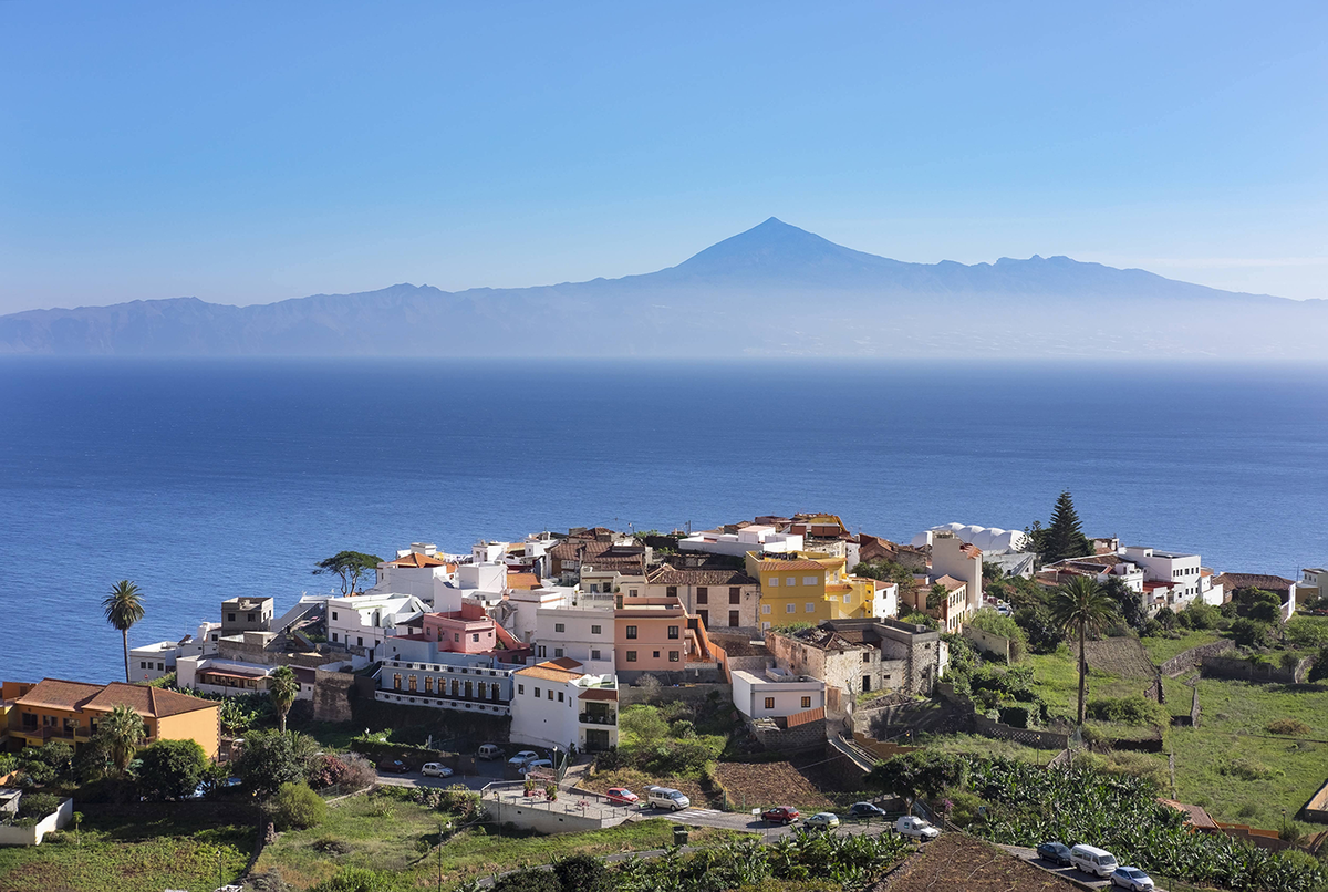 Malerisch ist der Blick auf das Dorf Agulo und den 3718 Meter hohen Berg Pico del Teide auf der Nachbarinsel Teneriffa.