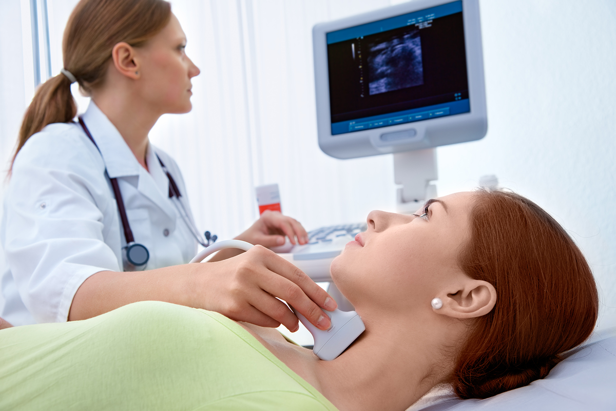 Bei Ultraschall-Untersuchung fahndet der Arzt nach Zeichen einer Entzündung oder einer Schädigung in der Schilddrüse.