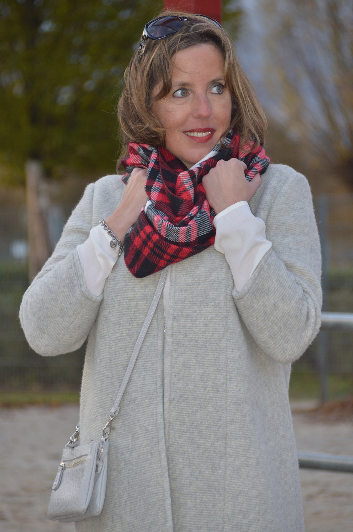 Ari Sunshine zeigt, wie man stylisch und warm durch den Winterkommt