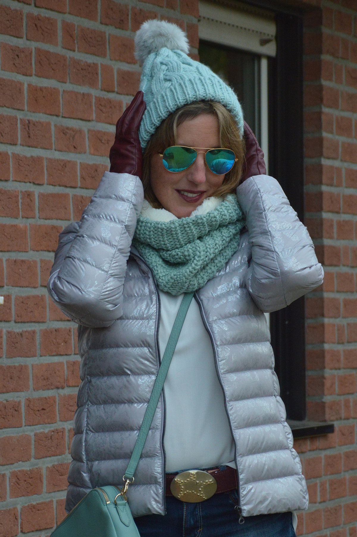 Die Modebloggerin weiß Accessoires zu kombinieren