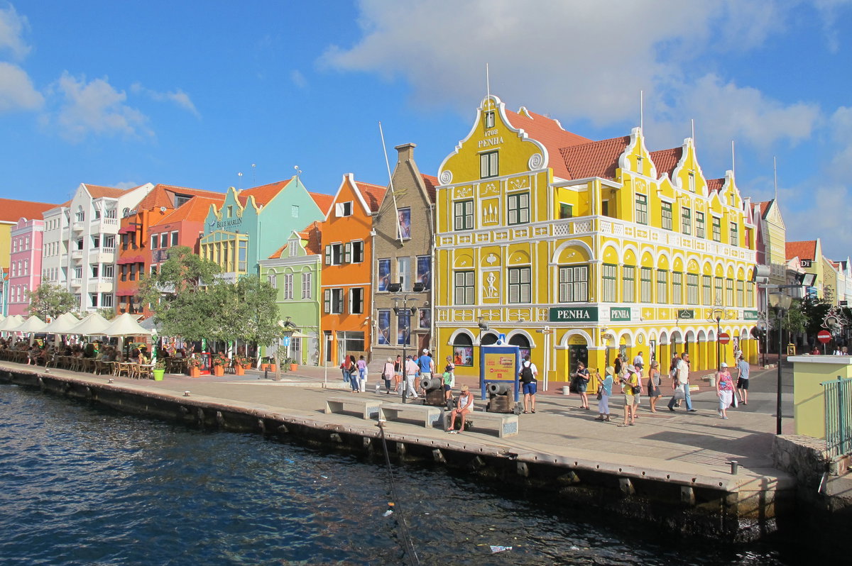 Die bunten Häuser in Willemstad sind ein Muss auf der Reiseliste