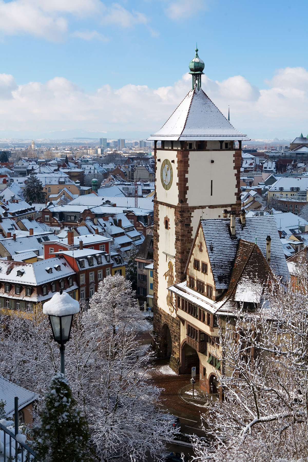 Durch das Schwabentor geht es in die romantische Freiburger Altstadt.