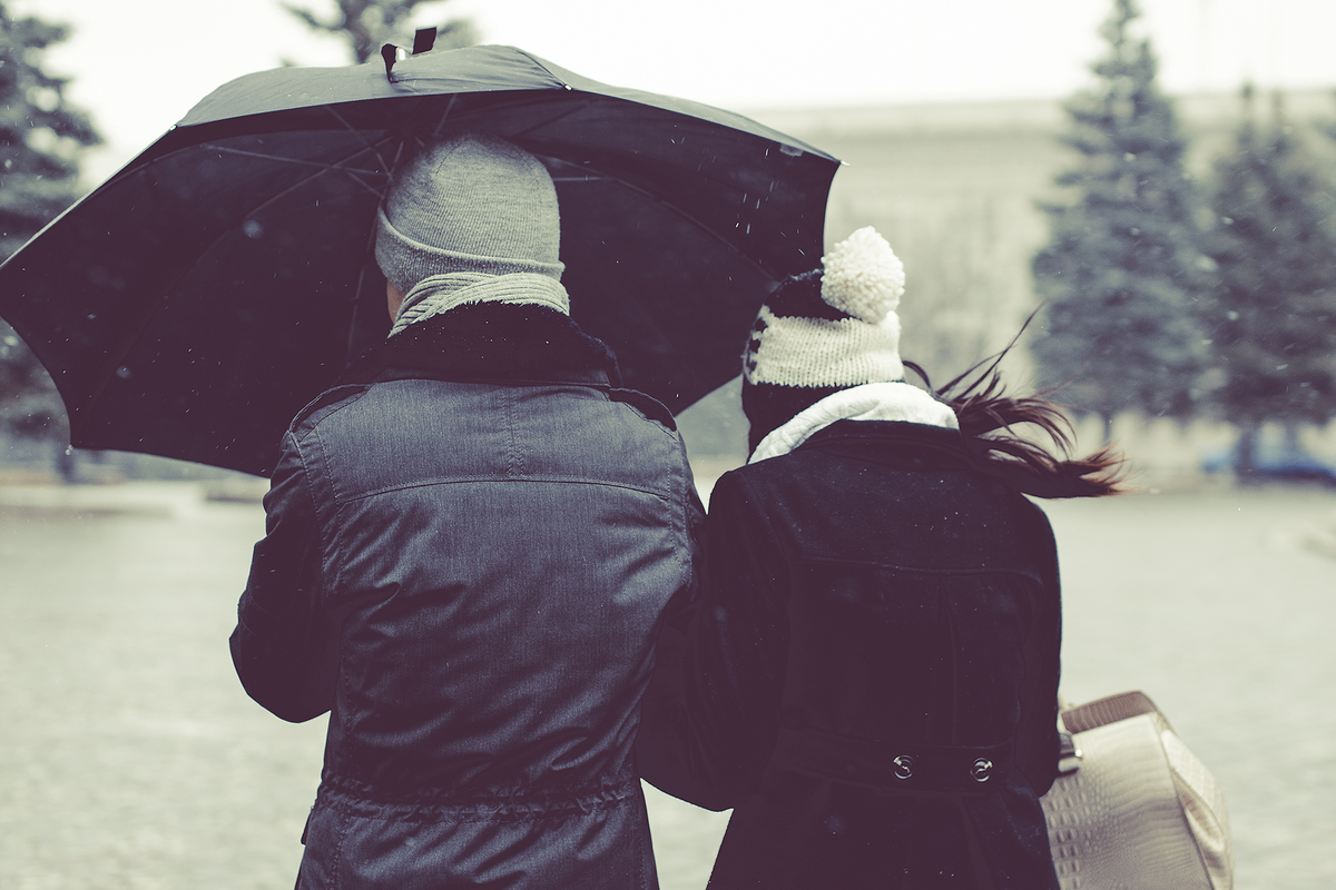 Paar unter Regenschirm