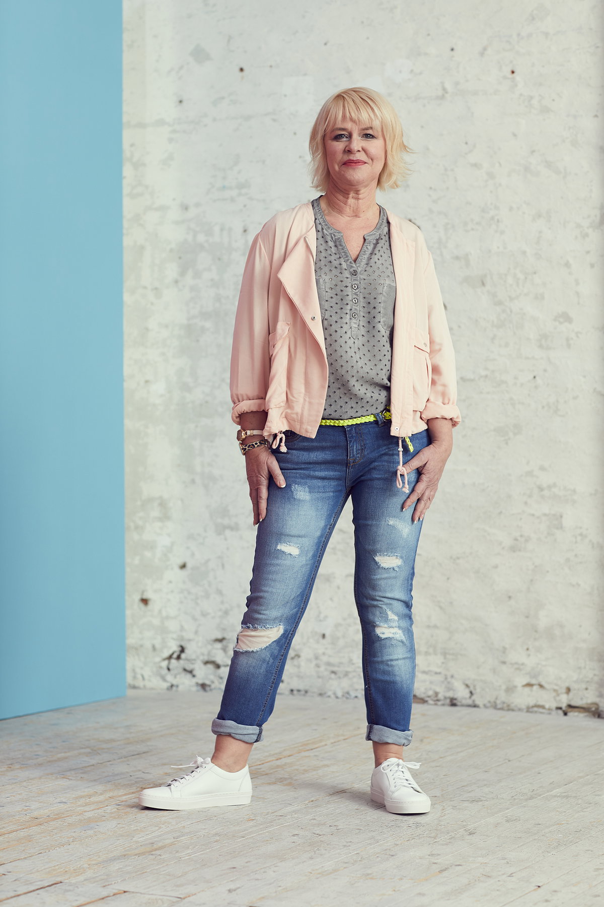 Jacke 34,99 Euro, Gr. S - L, Bluse 19,99 Euro, Gr. XS - L, Jeans 29,99 Euro, Gr. 27 - 34. Takko, Tel.: 01 80/6 92 30 00. Gürtel ca. 10 Euro. C&A, www.c-a.com, Tel.: 02 11/98 72 70 00. Armband 24,99 Euro. Sweet Deluxe, www.sweet-deluxe.de. Uhr 70 Euro. Guess, www.guess.eu. Sneaker 135 Euro, Gr. 36 - 42. Storm, über Wenz, www.wenz.de, Tel.: 01 80/5 42 00