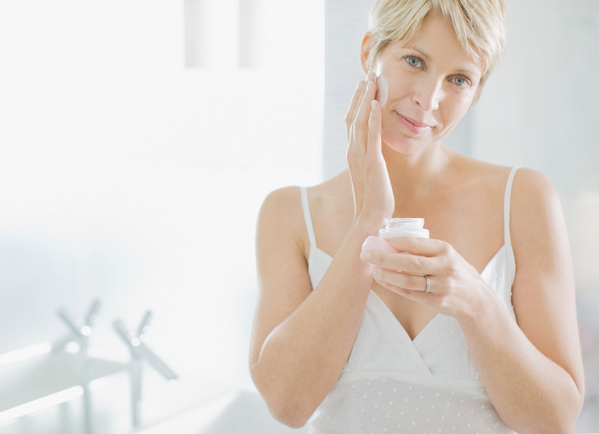Pflege-Extra: Ein Peeling und eine Maske machen im Handumdrehen streichelweiche Haut. Am besten in dieser Reihenfolge: zuerst die Haut mit einer sanften Rubbelkur von trockenen Schüppchen befreien, dan abwaschen und Intensiv-Maske auflegen.