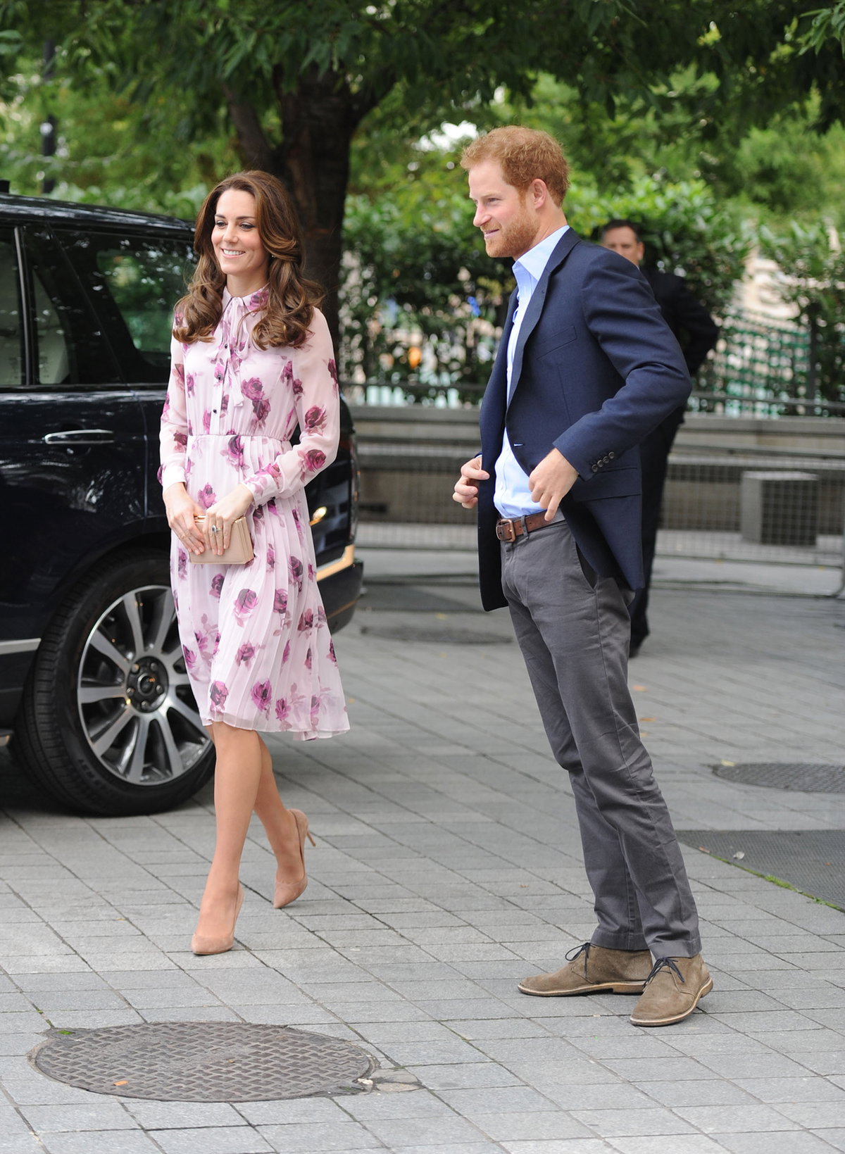 Herzogin Catherine (35) in einem Blumenkleid in verschiedenen Rosatönen mit Knopfleiste und Schluppe