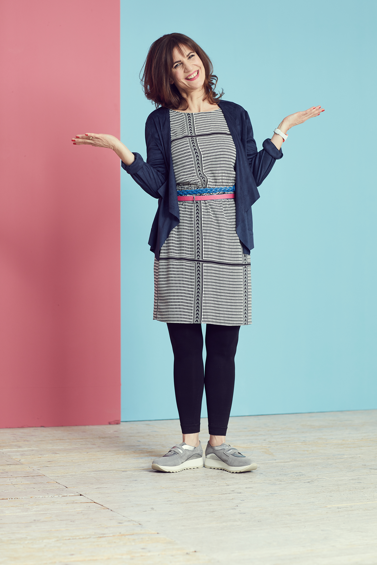 Outfit 4: Jacke 39,99 Euro, Gr. S - L, Kleid 19,99 Euro, Gr. S - M. Takko, www.takko.com. Gürtel 12,99 Euro & 10,99 Euro. Zalando, www.zalando.de, Tel.: 08 00/3 30 09 00. Schuhe 59,99 Euro, Gr. 36 - 41. Heine, www.heine.de, Tel.: 01 80 /6 36 36 36