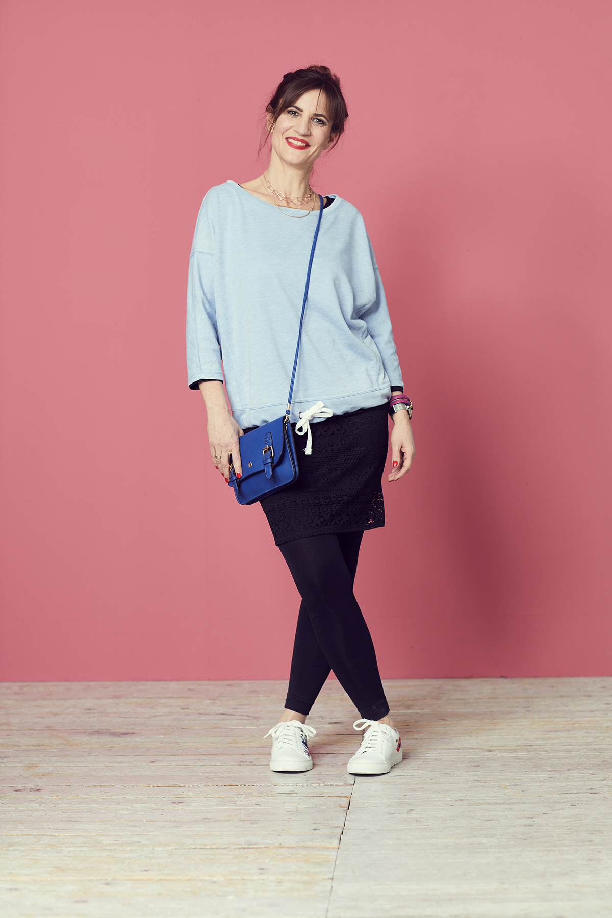 Outfit 3: Pulli 17,99 Euro, Kleid 19,99 Euro, je Gr. XS - XL. Takko. Quadratische Kette 19,99 Euro, Halbkreis-Kette 24,99 Euro. Sweet Deluxe, Tel.: 0 89/2 28 44 20 00. Tasche 59,95 Euro. Eschuhe, www.eschuhe.de. Uhr 84 Euro. Dugena, www.dugena.de. Leggings 6,99 Euro. nur die, www.nurdie.com. Sneaker 130 Euro, Gr. 36 - 42. Boden, Tel.: 08 00/0 00 32 65
