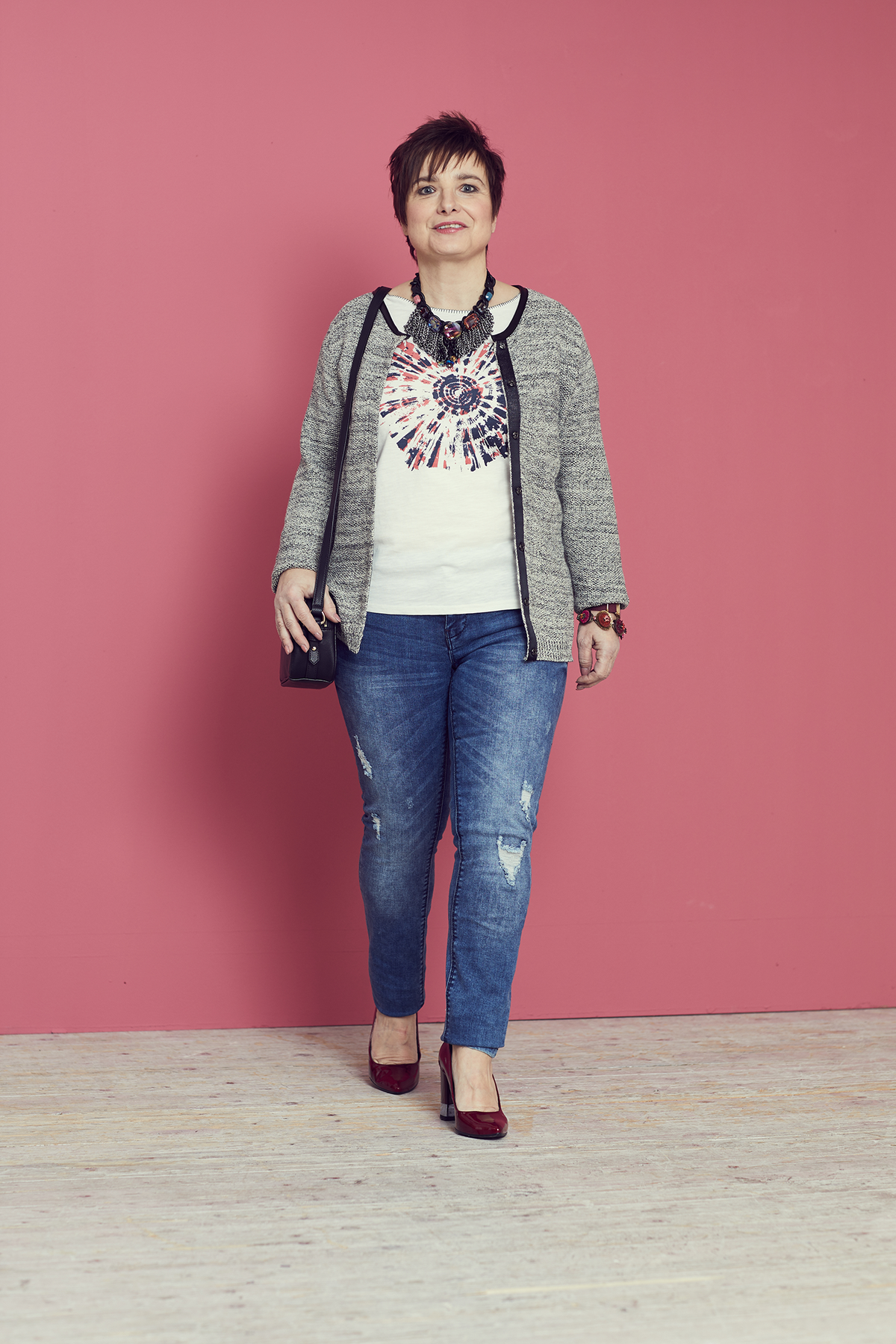 Outfit 4: Cardigan 25,99 Euro, Gr. XS - XL , Shirt 7,99 Euro, Gr. XS - XL, Jeans 29,99 Euro, Gr. 27 - 34. Takko. Kette 34,95 Euro. Sweet Deluxe, Tel.: 0 89/2 28 44 20 00. Uhr 169 Euro. Paul Hewitt. Armband 169 Euro. Konplott. Tasche 34,95 Euro, Pumps 59,95 Euro, Gr. 36 - 44. Eschuhe, Tel.: 03 35/23 38 68 86