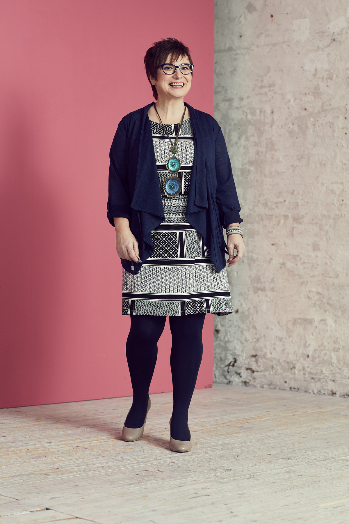 Outfit 3: Cardigan 25,99 Euro, Gr. 42 - 56, Kleid 15,99 Euro, Gr. XS - XL. Takko. Brille Fielmann, Tel.: 08 00/3 43 56 26. Kette 179 Euro. Konplott. Armband 39,99 Euro. Sweet Deluxe. Strumpfhose 19,95 Euro. Elbeo. Pumps 84,95 Euro. Eschuhe