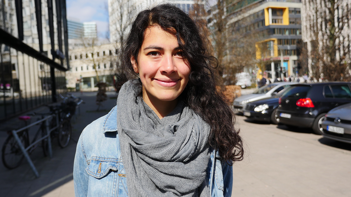 Anna (28) legt großen Wert auf gemeinsame Abende mit Freunden und Familie, doch auch ihre laufenden Kosten müssen gedeckt werden. 
