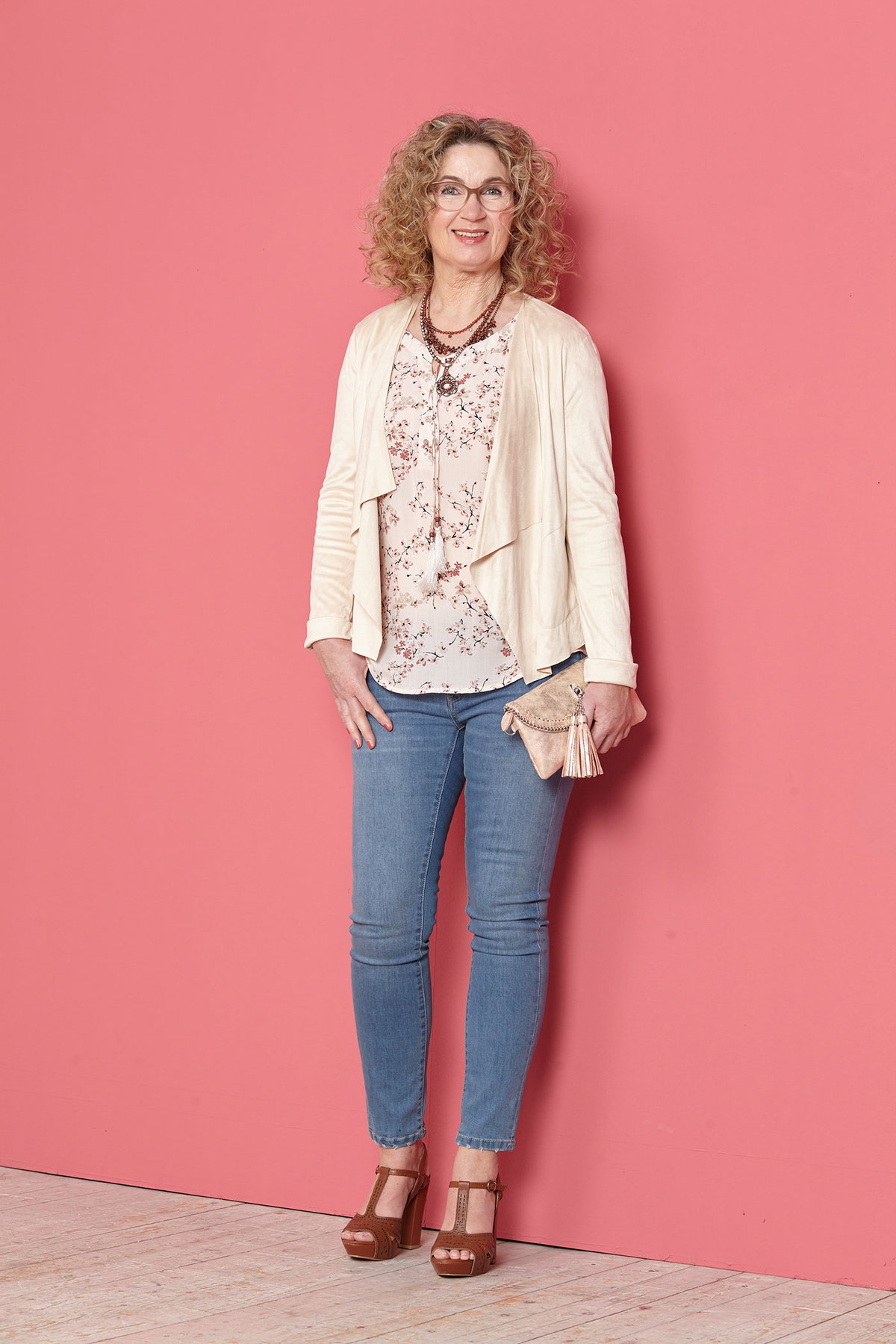Outfit 4: Jacke 22,99 Euro, Gr. XS - XXL, Bluse 14,99 Euro, Gr. 36 - 44, Jeans 14,99 Euro, Gr. XS - XL. Takko. Kette 298 Euro. Konplott. Tasche 39,95 Euro. Collezione Alessandro, über Alba Moda, Tel.: 0 18 06/44 33 22. Schuhe 89,90 Euro, Gr. 36 - 41. Andrea Conti, über Heine. Brille Burberry, über Fielmann
