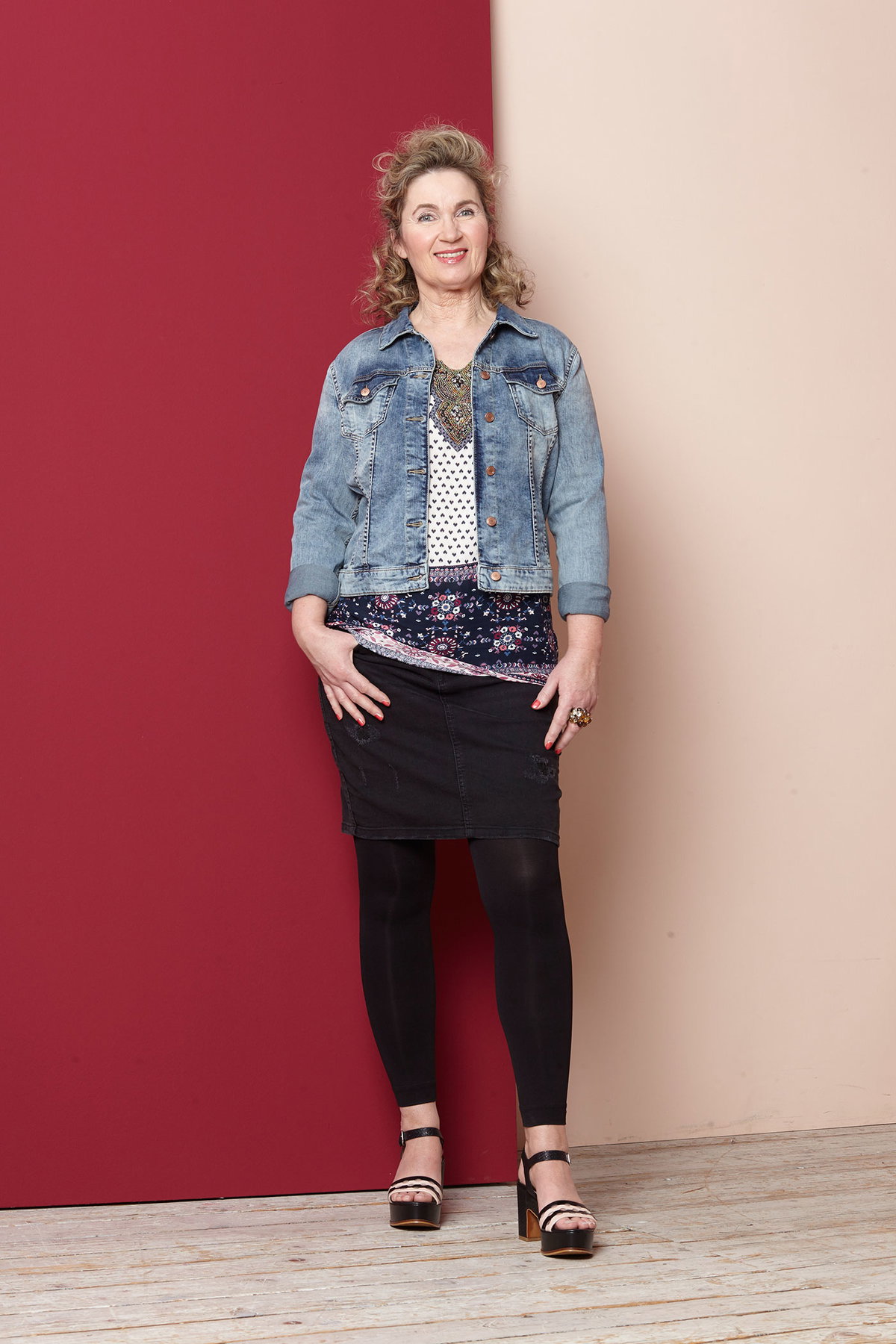Outfit 3: Jacke 19,99 Euro, Gr. XS - XL, Tunika 9,99 Euro, Rock 15,99 Euro, je Gr. 36 - 44. Takko. Ring 59,90 Euro. Konplott. Leggings 6,99 Euro. nur die. Sandaletten 149,90 Euro, Gr. 36 - 41. Zinda, über Heine