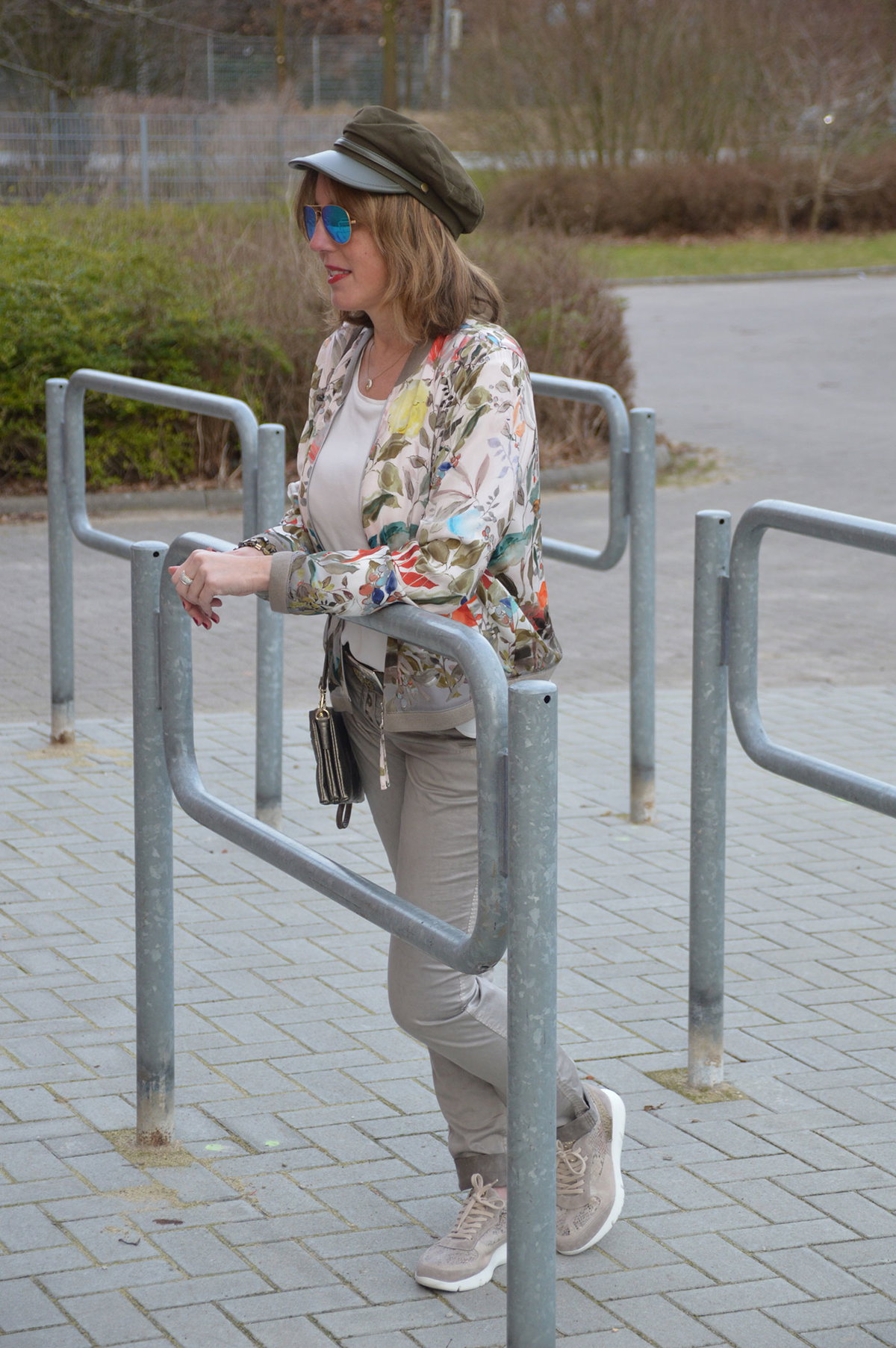 Flowerpower: Passend zum Frühlingserwachen trägt Ari einen Blouson mit Blumendruck zum schlichten weißen T-Shirt.