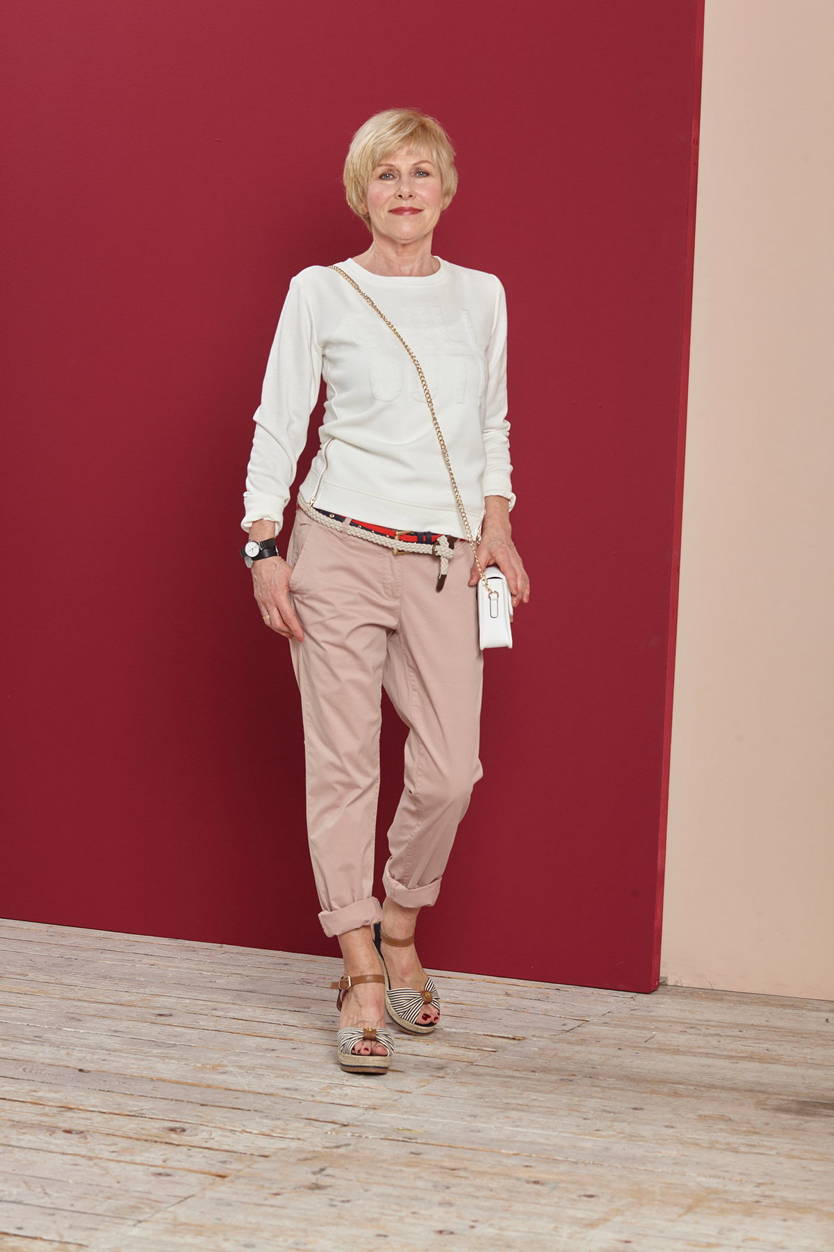 Pulli 12,99 Euro, Gr. 134 - 170, Chino mit Gürtel 25,99 Euro, Gr. 36 - 44. Takko, Tel.: 01 80/6 92 30 00. Uhren je 99,95 Euro. Dugena, Tel.: 0 67 53/12 58 30. Tasche 36,95 Euro. Molly Bracken. Roter Gürtel 35 Euro. Boden, Tel.: 08 00/0 00 32 65. Schuhe 49,95 Euro, Gr. 36 - 41. Tom Tailor, über Mirapodo, Tel.: 01 80/6 69 86 97