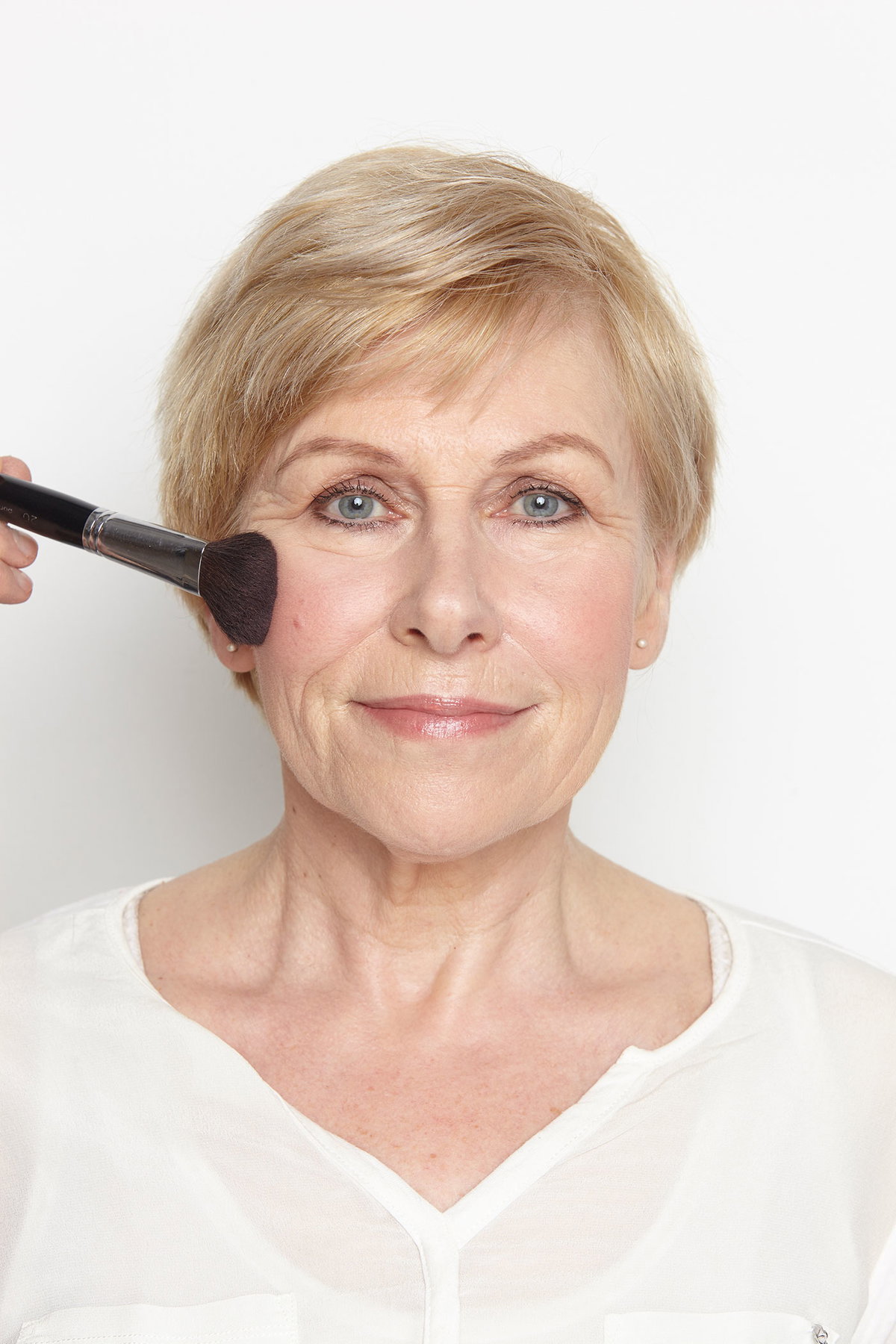 Natürliches Finish: Concealer kaschiert leichte Schatten und kleine Äderchen im Augenbereich. Rouge sorgt für Frische und lässt Monikas schmale Wangen voller wirken.