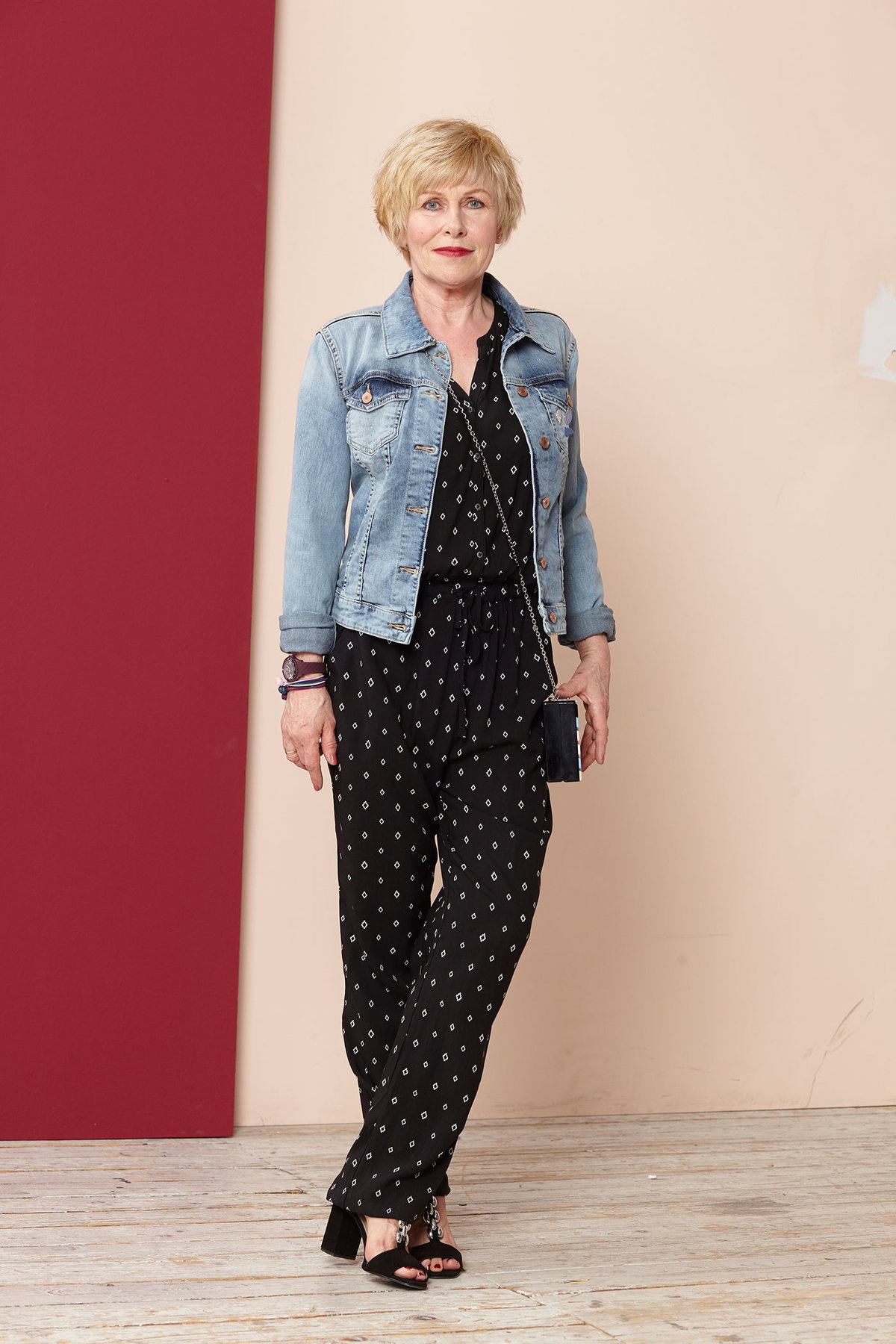 Jacke 19,99 Euro, Gr. XS - XL, Jumpsuit 14,99 Euro, Gr. XS - XL. Takko. Pins ca. 10 Euro. Mango, www.mango.com, Tel.: 08 00/6 26 46 00. Armbänder je 16,90 Euro. Paul Hewitt, www.paul-hewitt.com. Uhr 90 Euro. Ice Watch, www.ice-watch.com. Tasche 69,95 Euro. Picard, über Mirapodo, www.mirapodo.de. Schuhe 129,95 Euro, Gr. 35 - 43. Heine, Tel.: 01 80/6 36 36 36