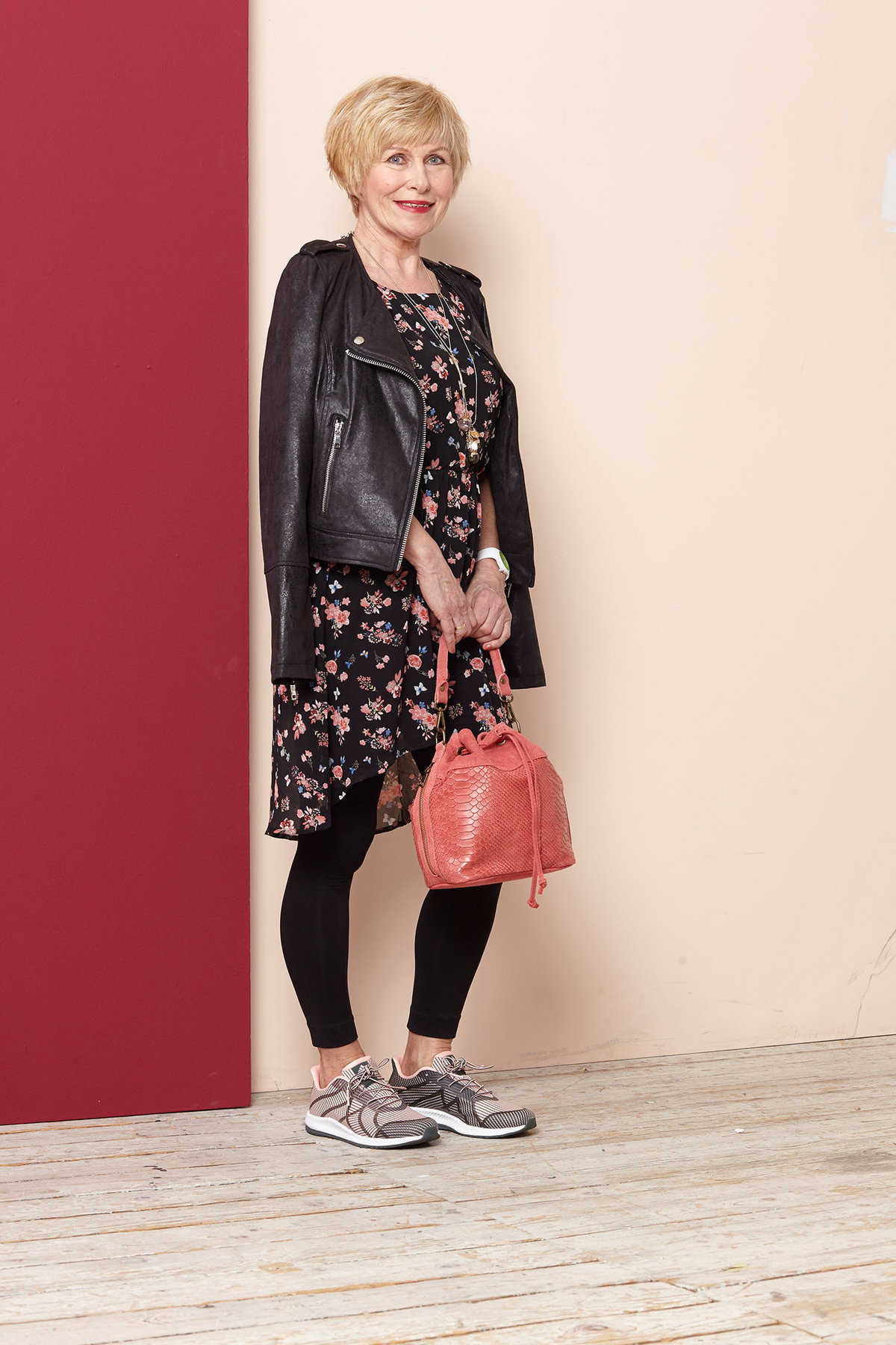 Outfit 2: Kleid 12,99 Euro, Gr. 134 - 170, Jacke 34,99 Euro, Gr. XS - XL. Takko. Ketten je 25,99 Euro. Comma & s.Oliver, Tel.: 0 93 02/9 80 01 01. Uhr 79 Euro. Ice Watch. Tasche 99,90 Euro. Heine. Sneaker 79,95 Euro, Gr. 36 - 43. Adidas, über Mirapodo
