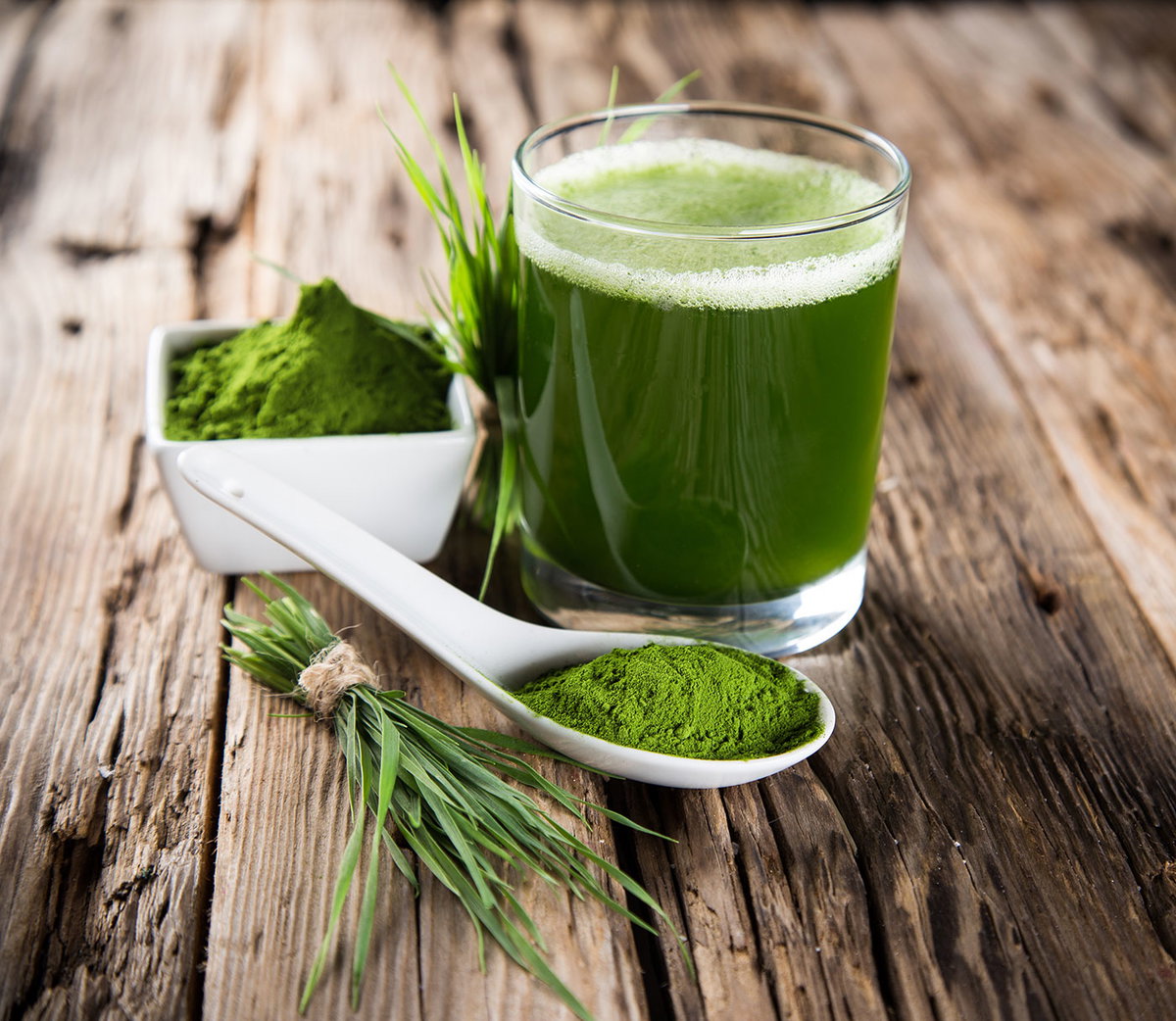 Gerstengras kann als Saft getrunken oder als Tablette bzw. Pulver eingenommen werden. Wer mag, verarbeitet es frisch, etwa im Smoothie