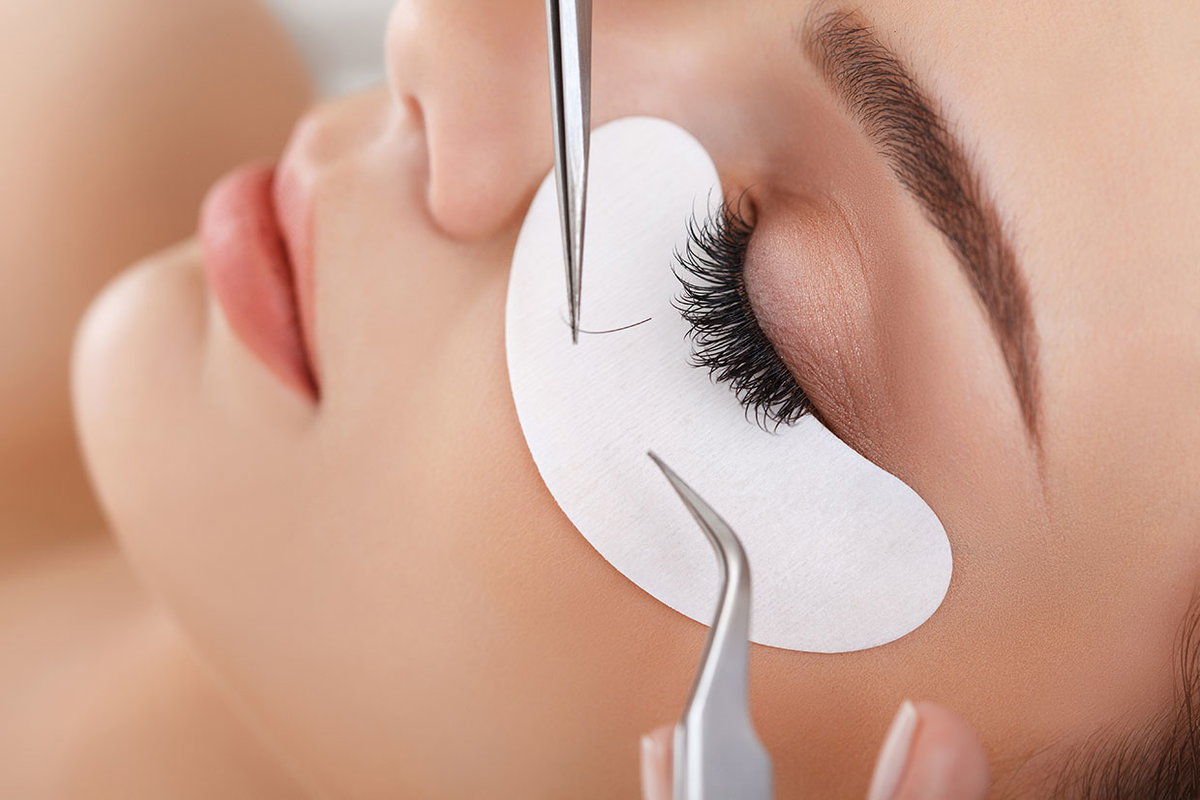 Lash Extensions: Bei der dauerhaften Wimpernverlängerung werden künstliche Härchen auf die eigenen geklebt.